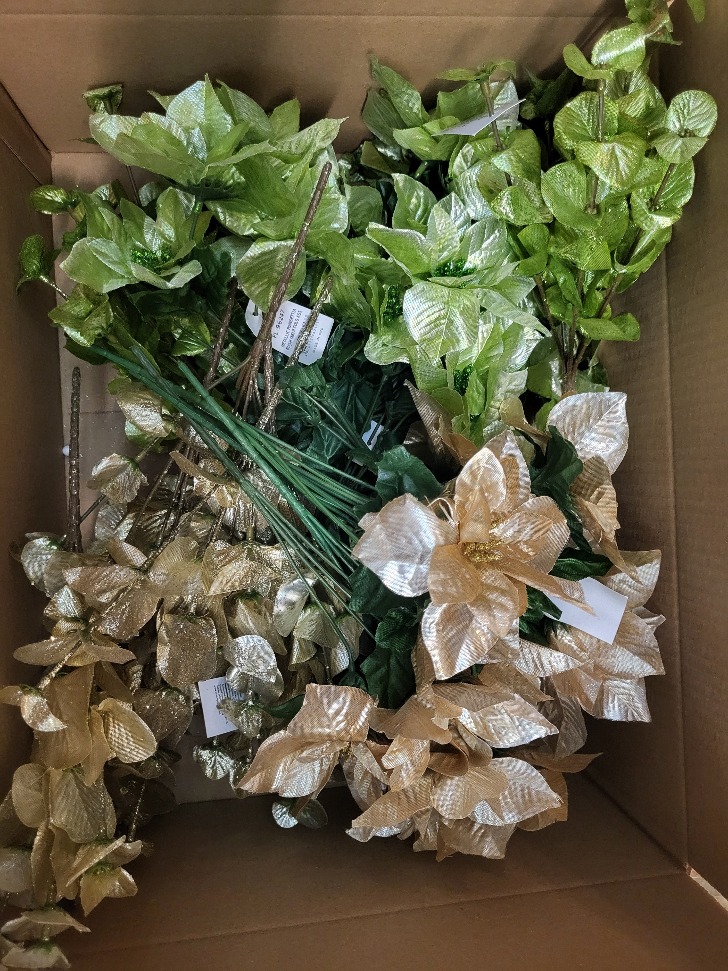 Christmas 10 - 20 bunches of flowers/foliage image 1