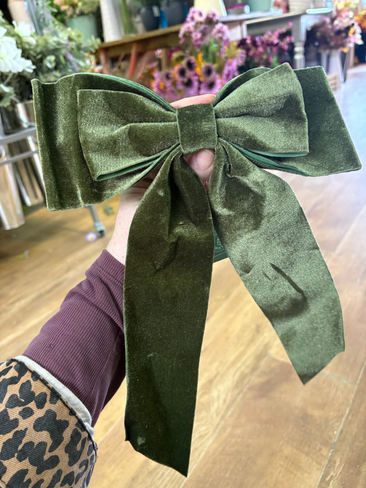 Green velvet clip on bow 23x32cm