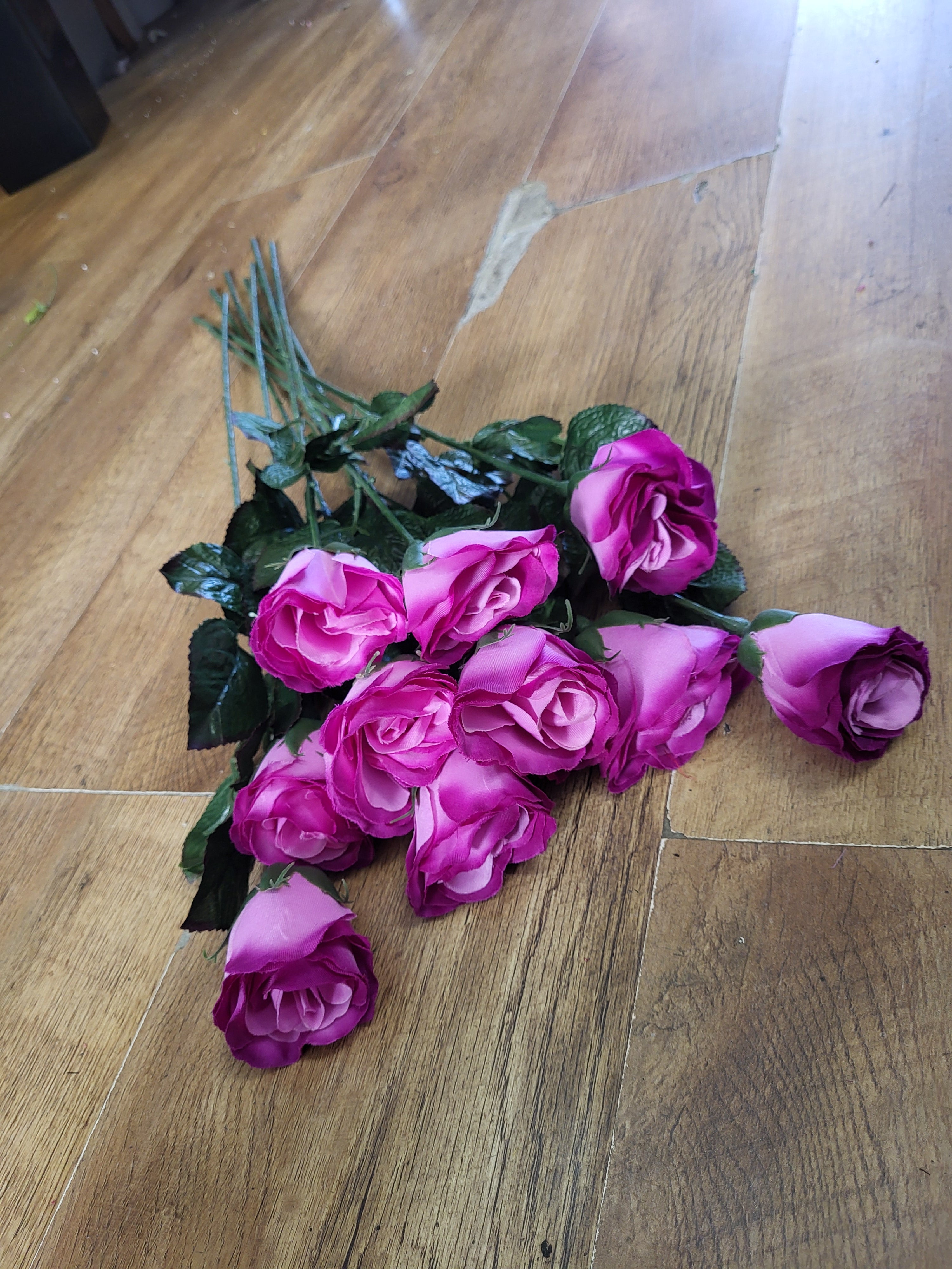 Bundle of 10 long stem raspberry closed roses image 0