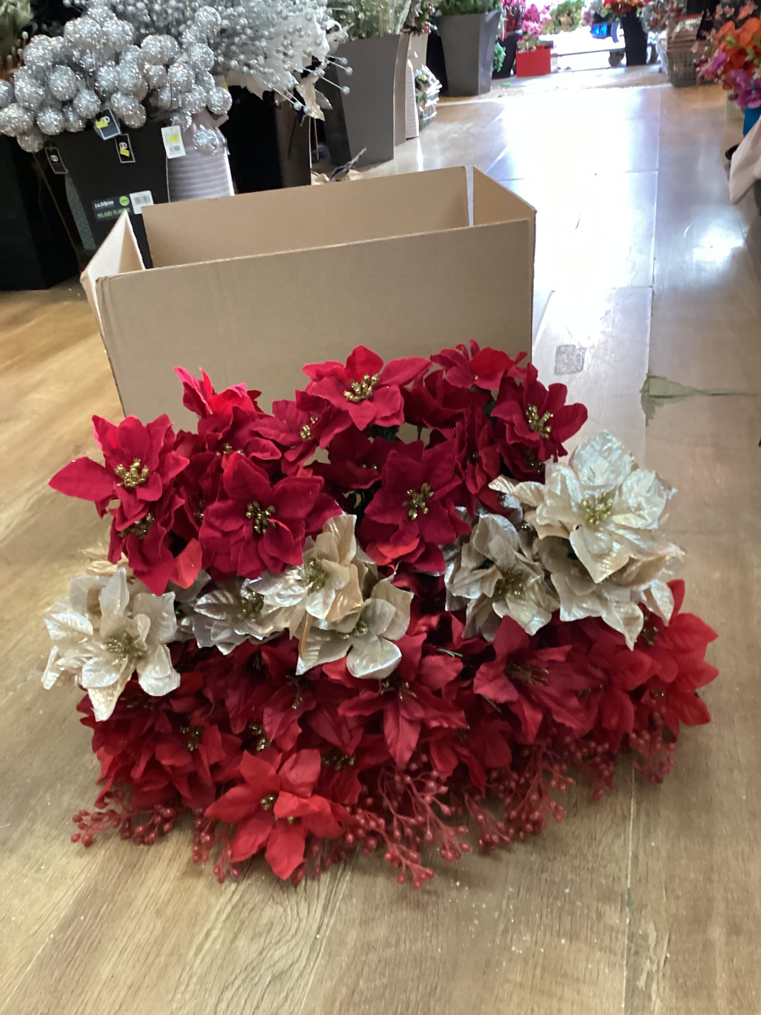 Christmas 8 - 20 bunches of flowers/foliage image 0