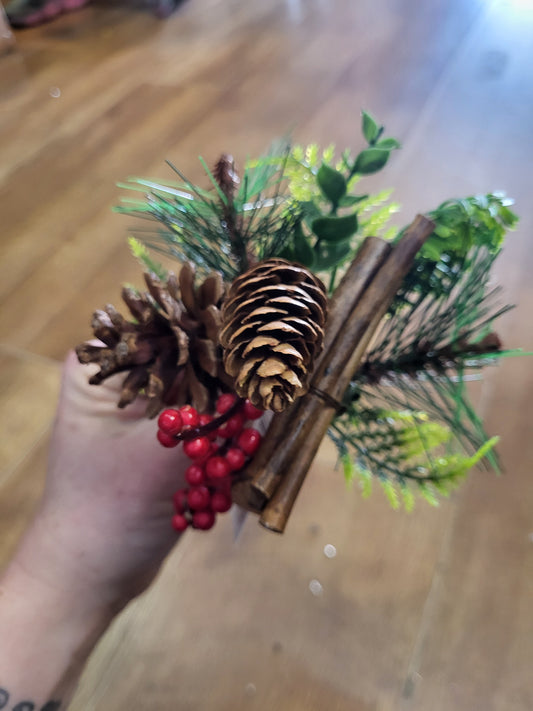 Mixed cones and berries/foliage pick  image 0