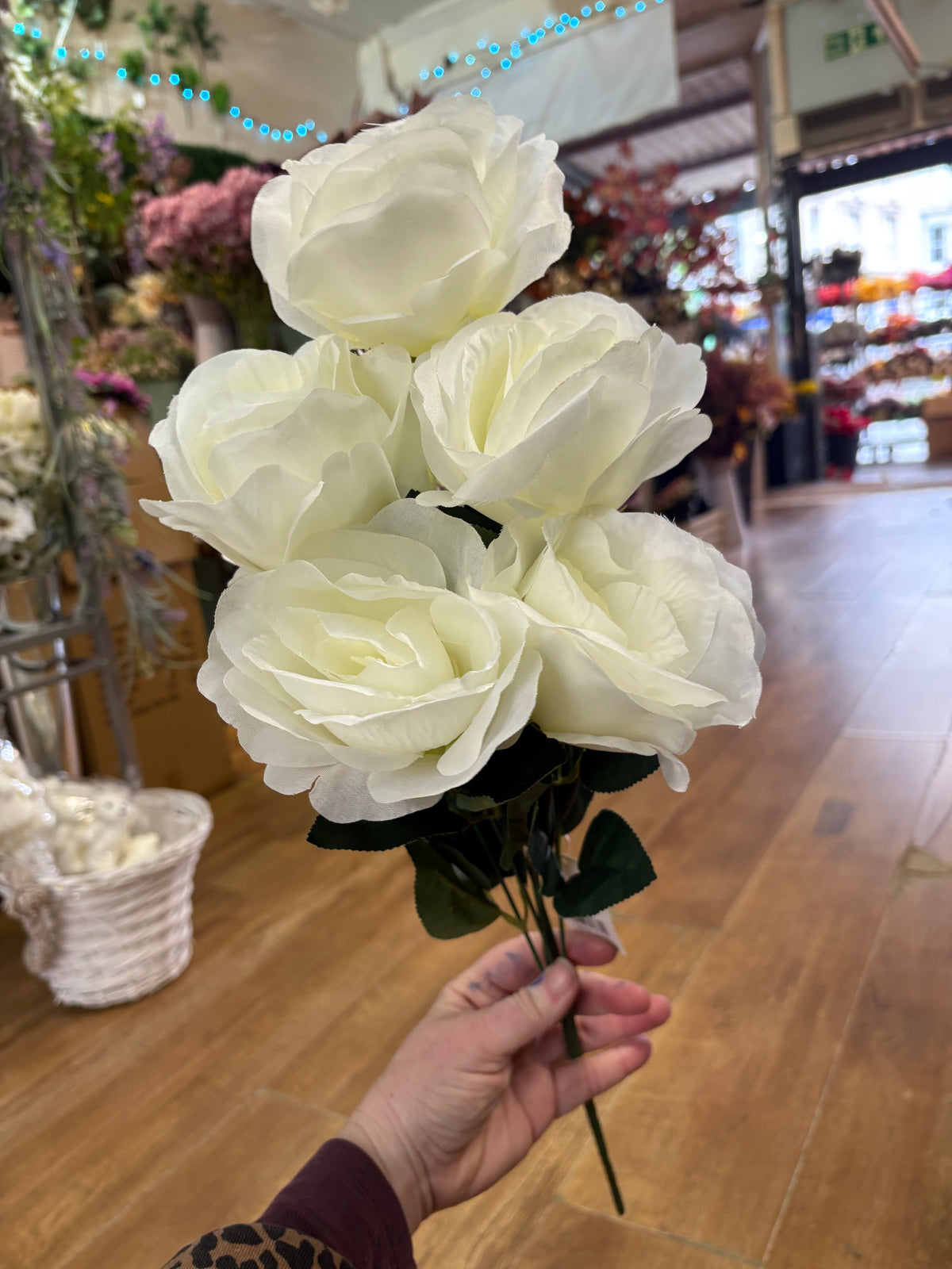 7 headed ivory rose bouquet