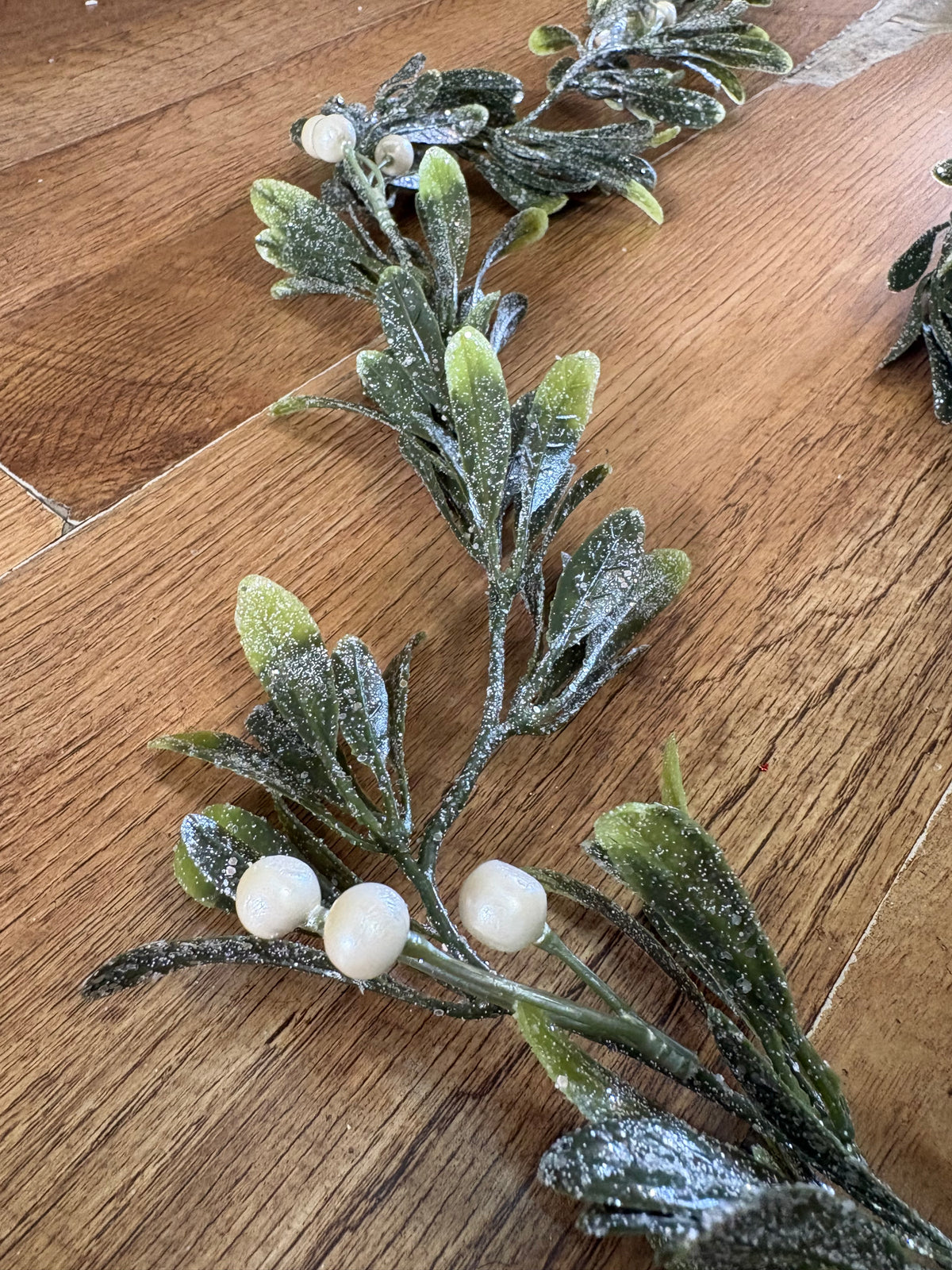 180cm frosted pearly mistletoe garland