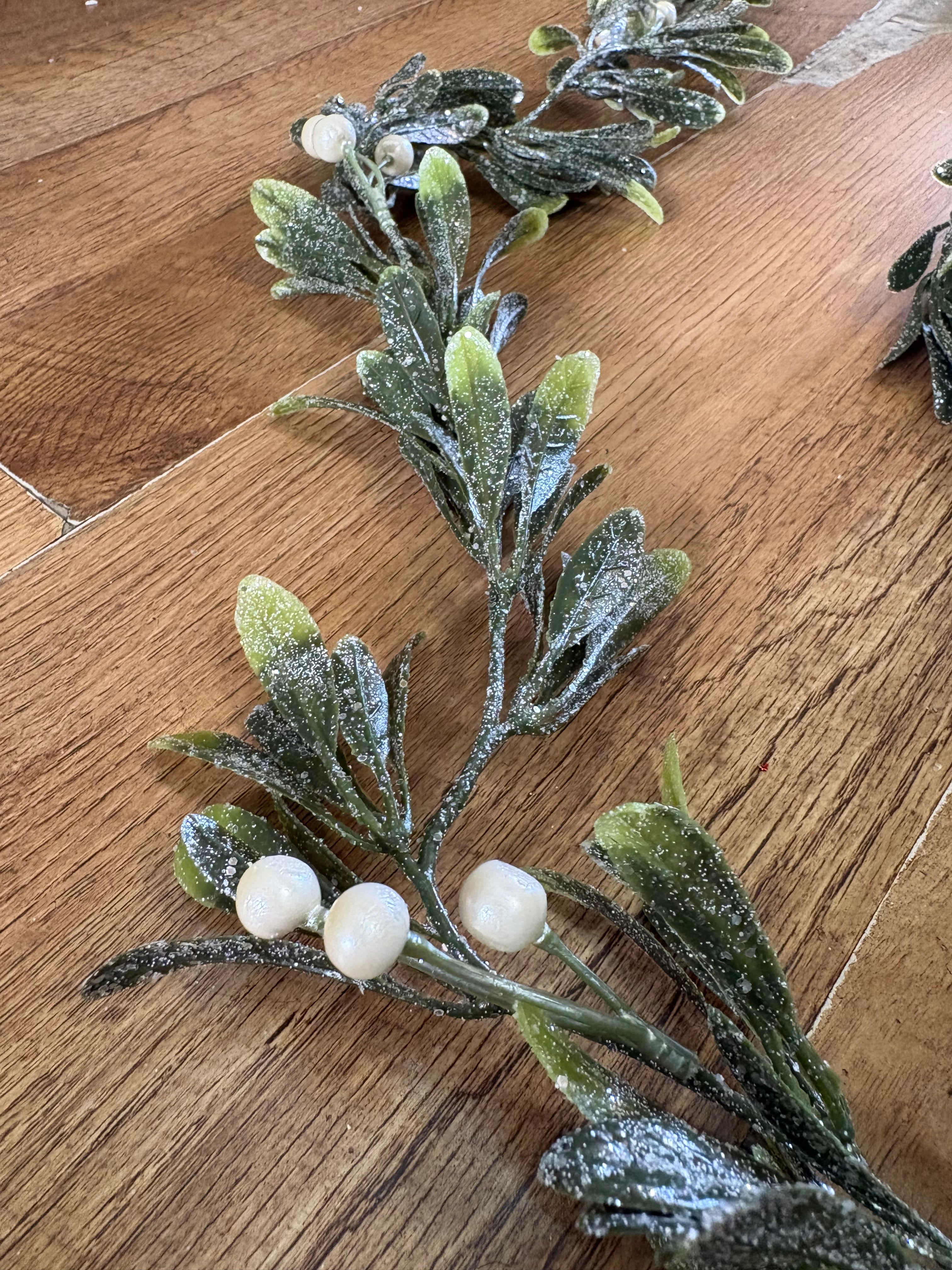 180cm frosted pearly mistletoe garland