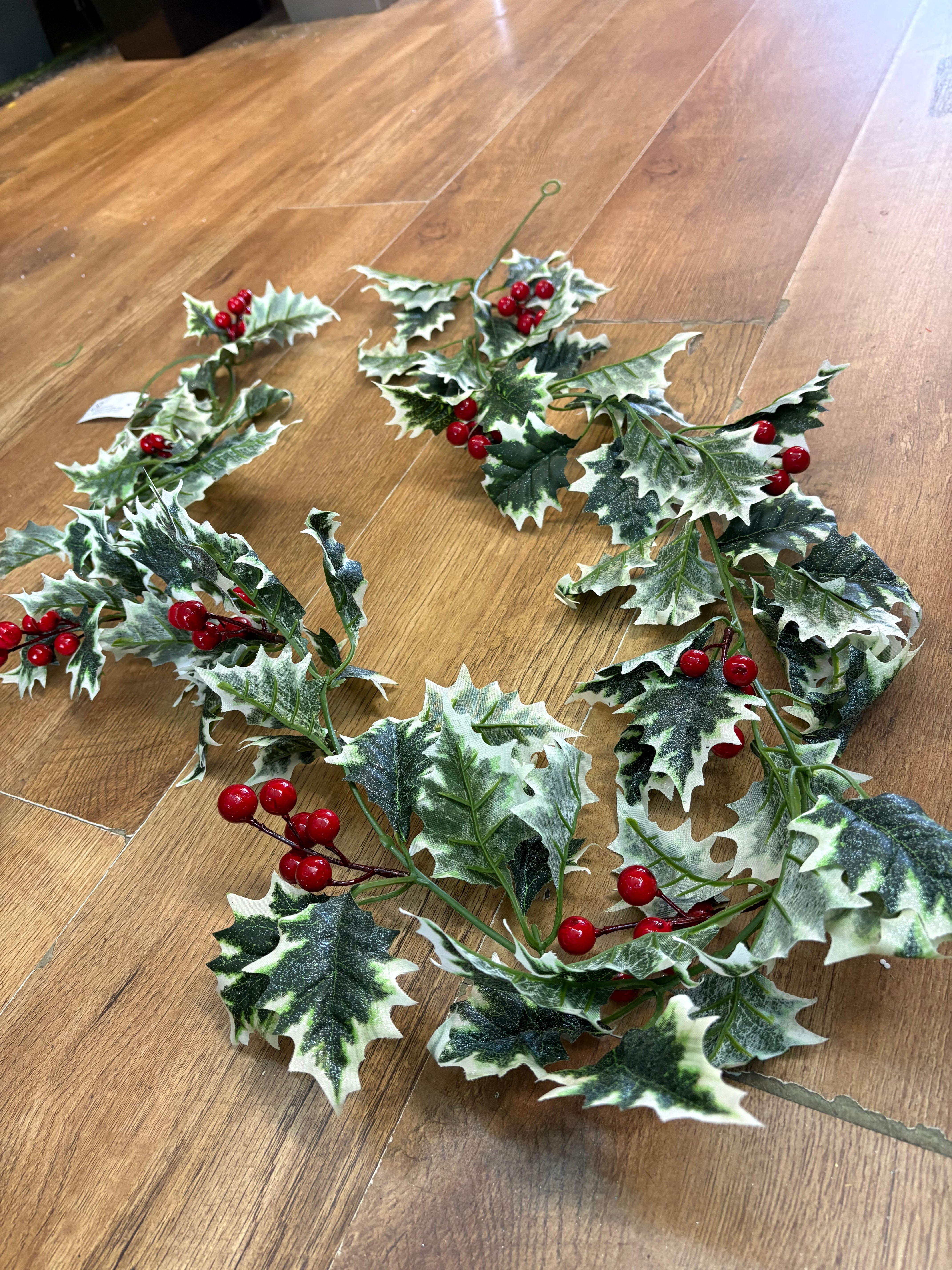 170cm glittered shimmery variegated holly garland