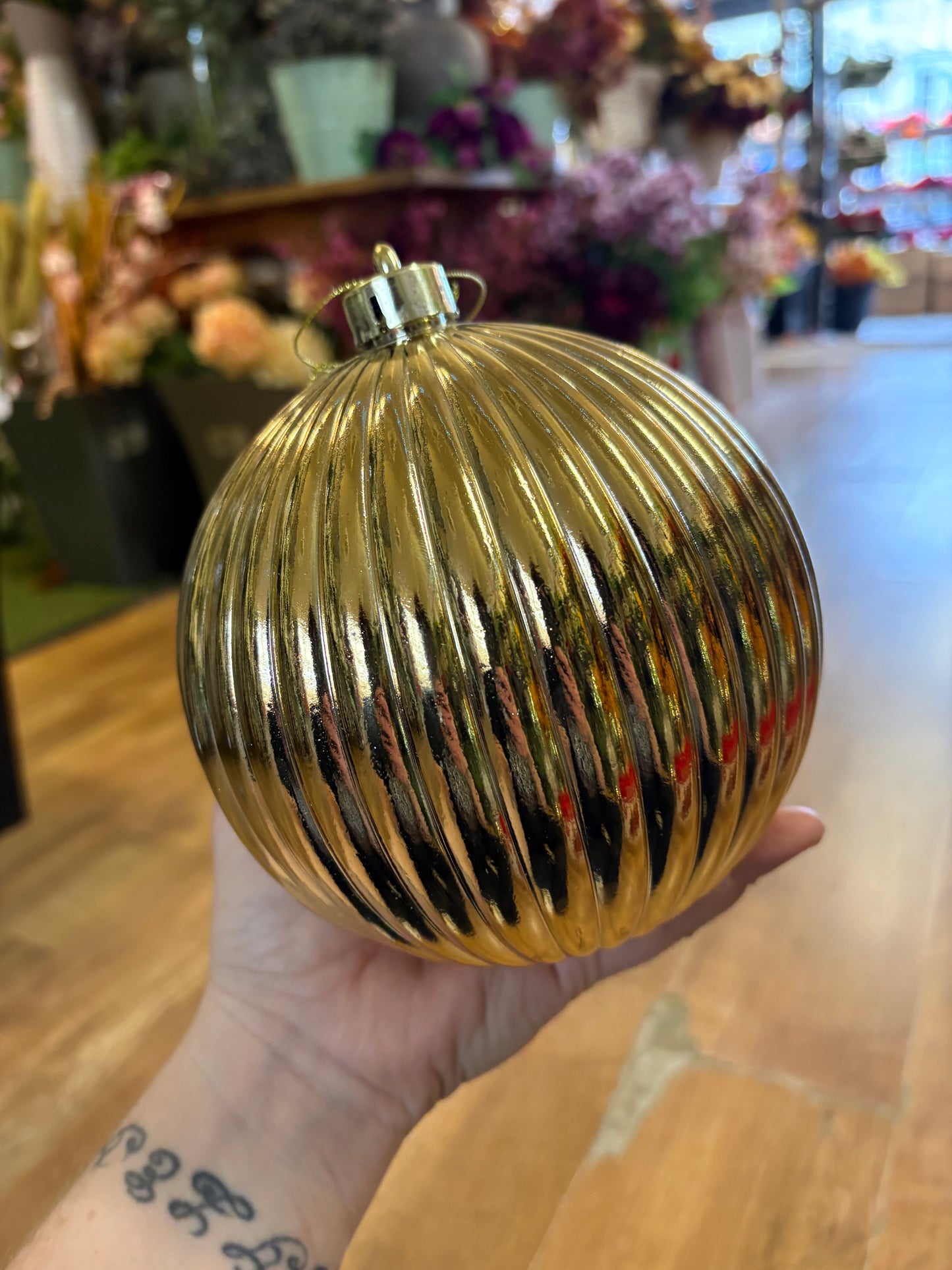 Large 15cm ribbed gold bauble