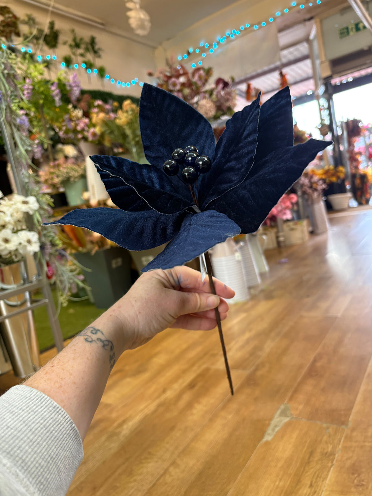 Short stem navy blue velvet single poinsettia