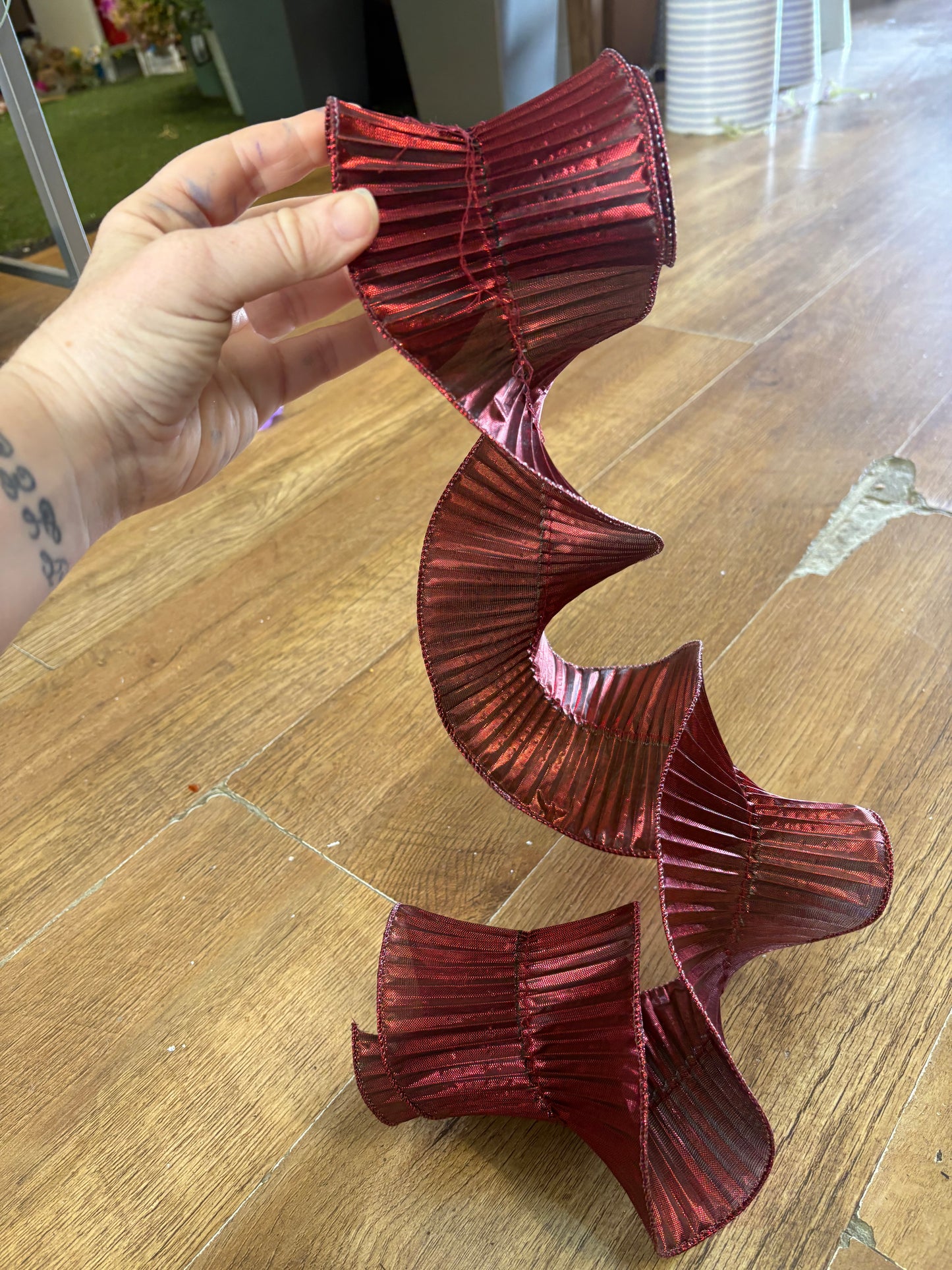2.7m wired shimmery red decorative ribbon
