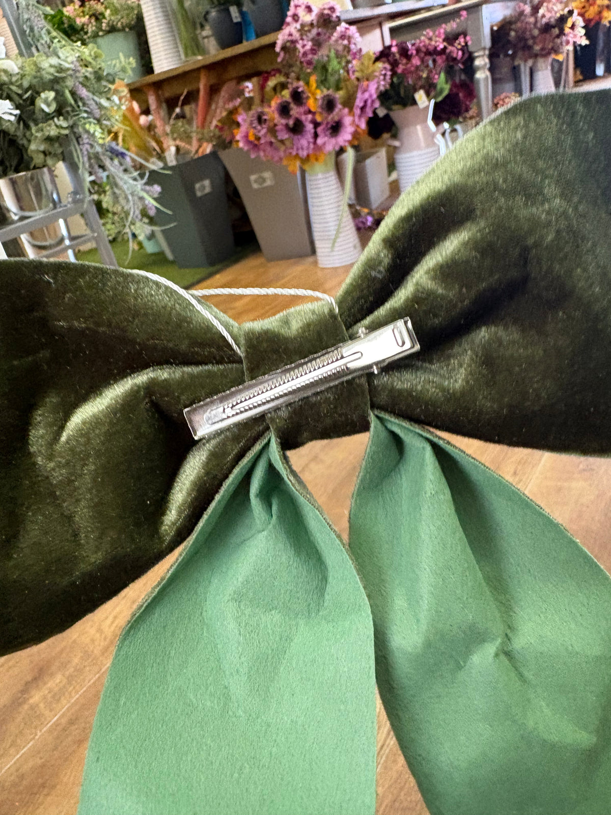 Green velvet clip on bow 23x32cm
