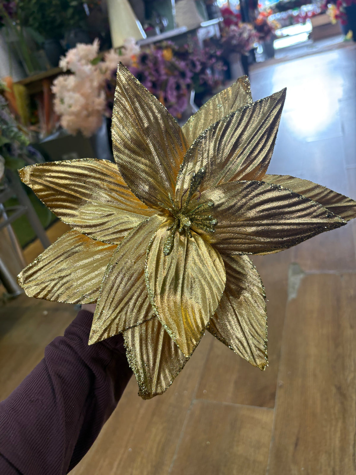 Short stem metallic gold poinsettia