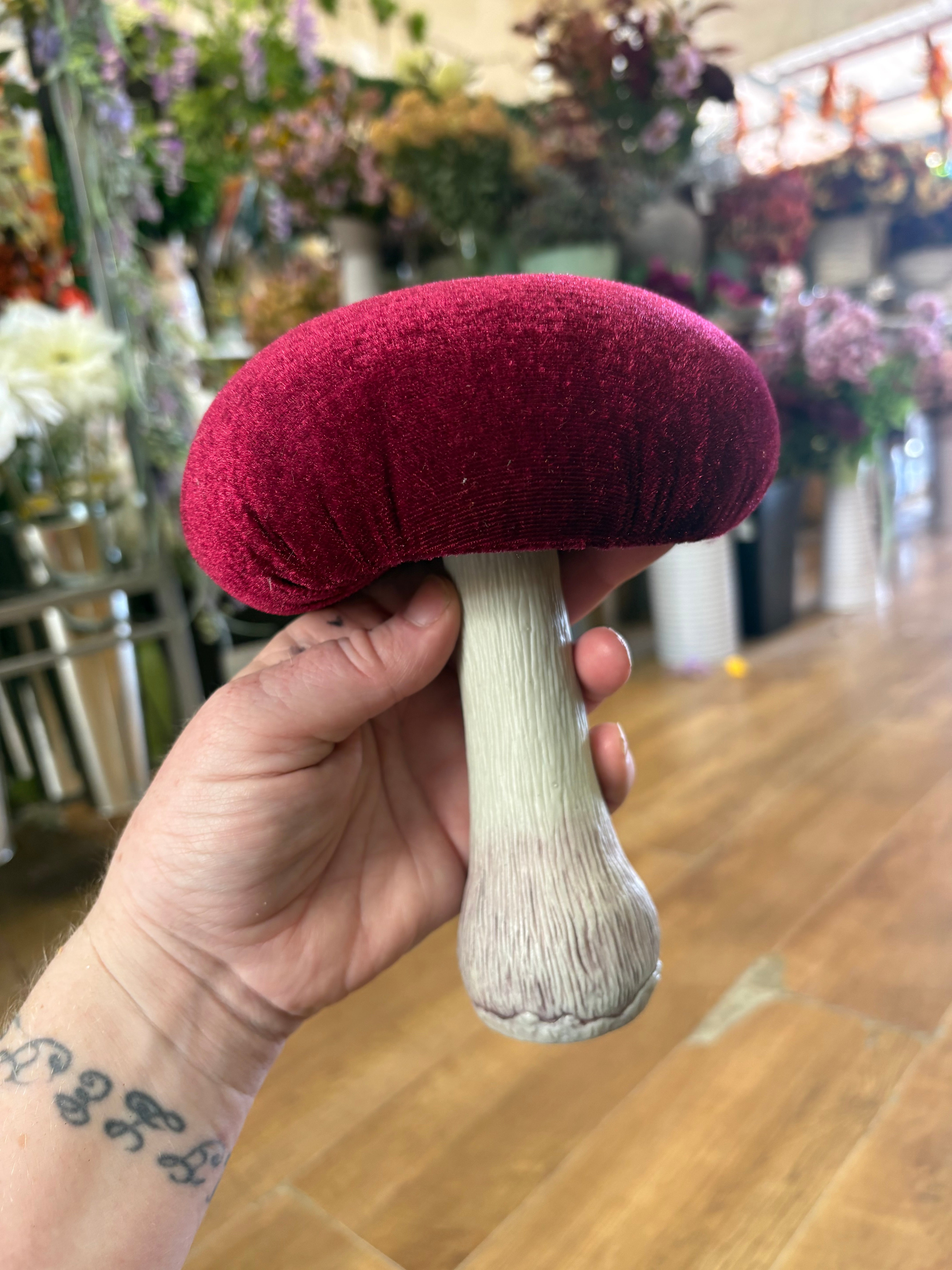 Large standing burgundy velvet mushroom (H18, D14cm)