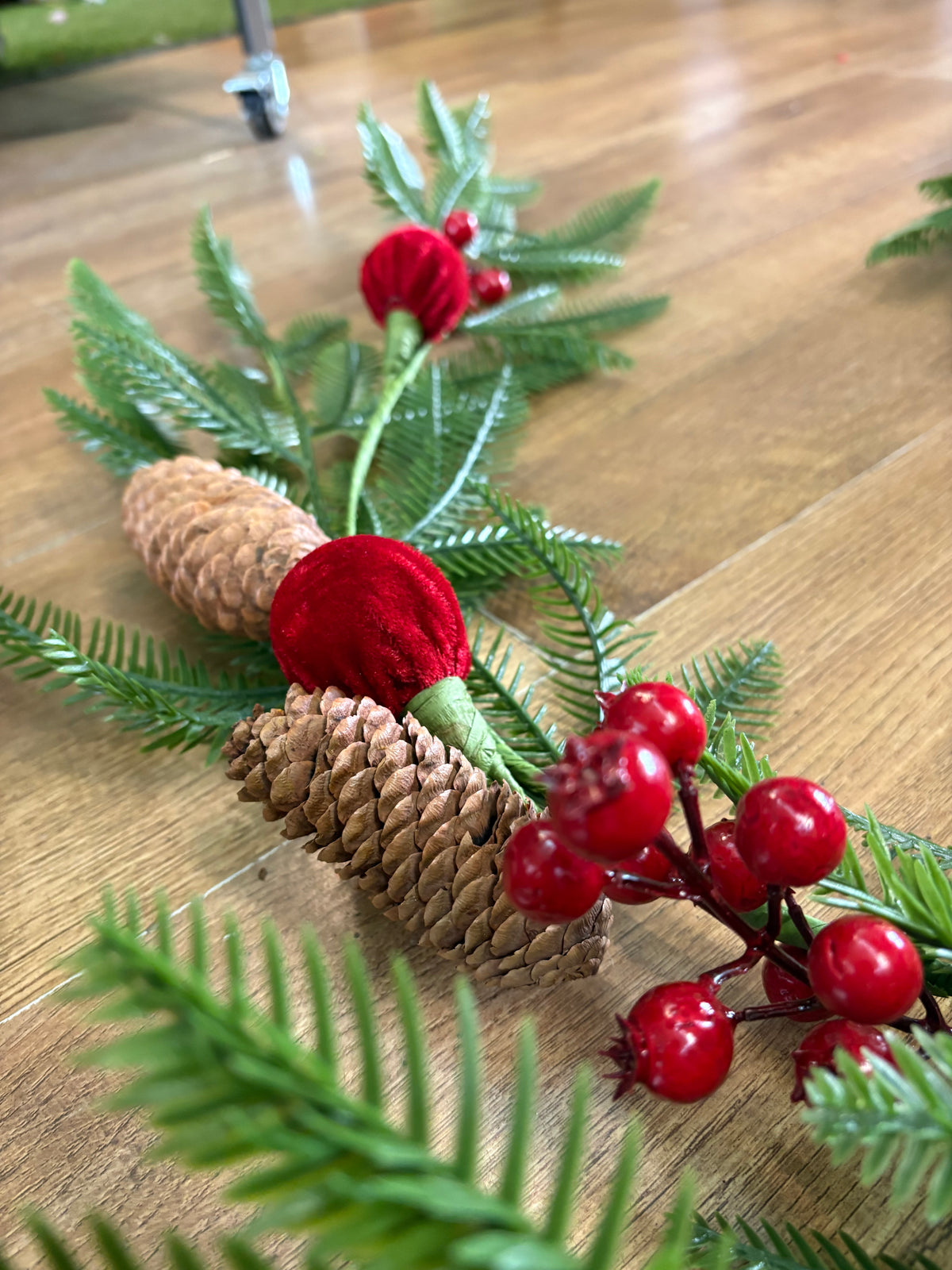 1.5m velvet bauble and berry garland