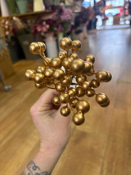 Gold cluster berry pick