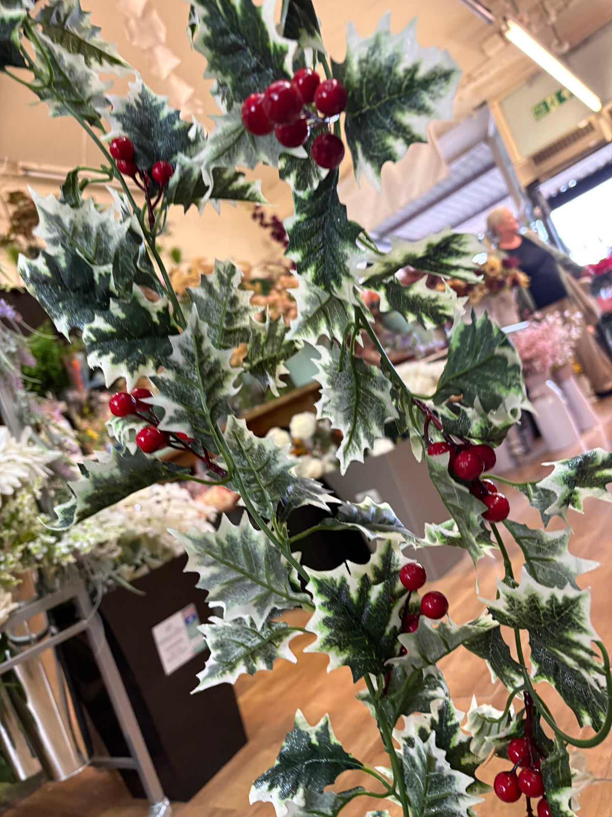 170cm glittered shimmery variegated holly garland