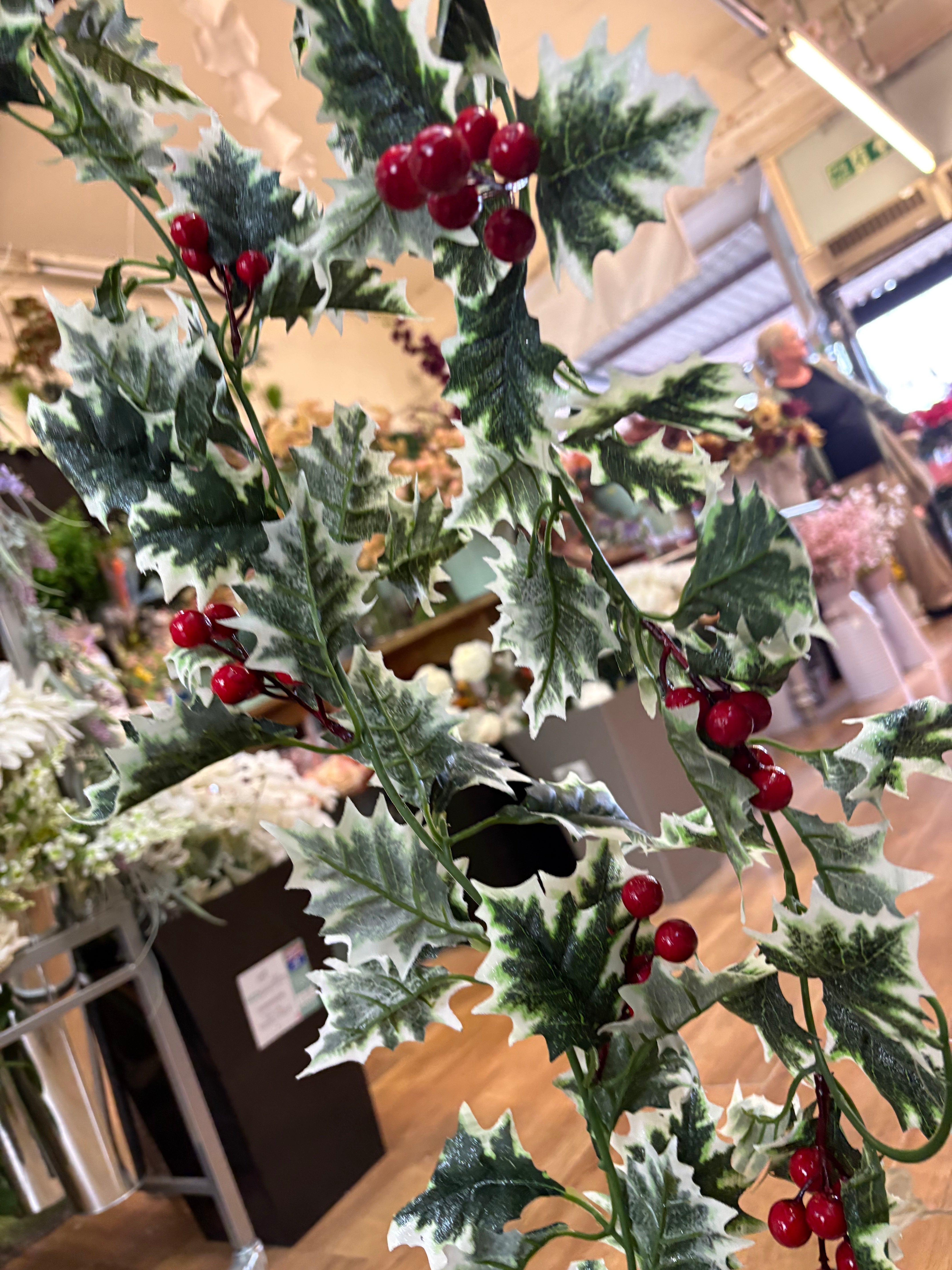 170cm glittered shimmery variegated holly garland