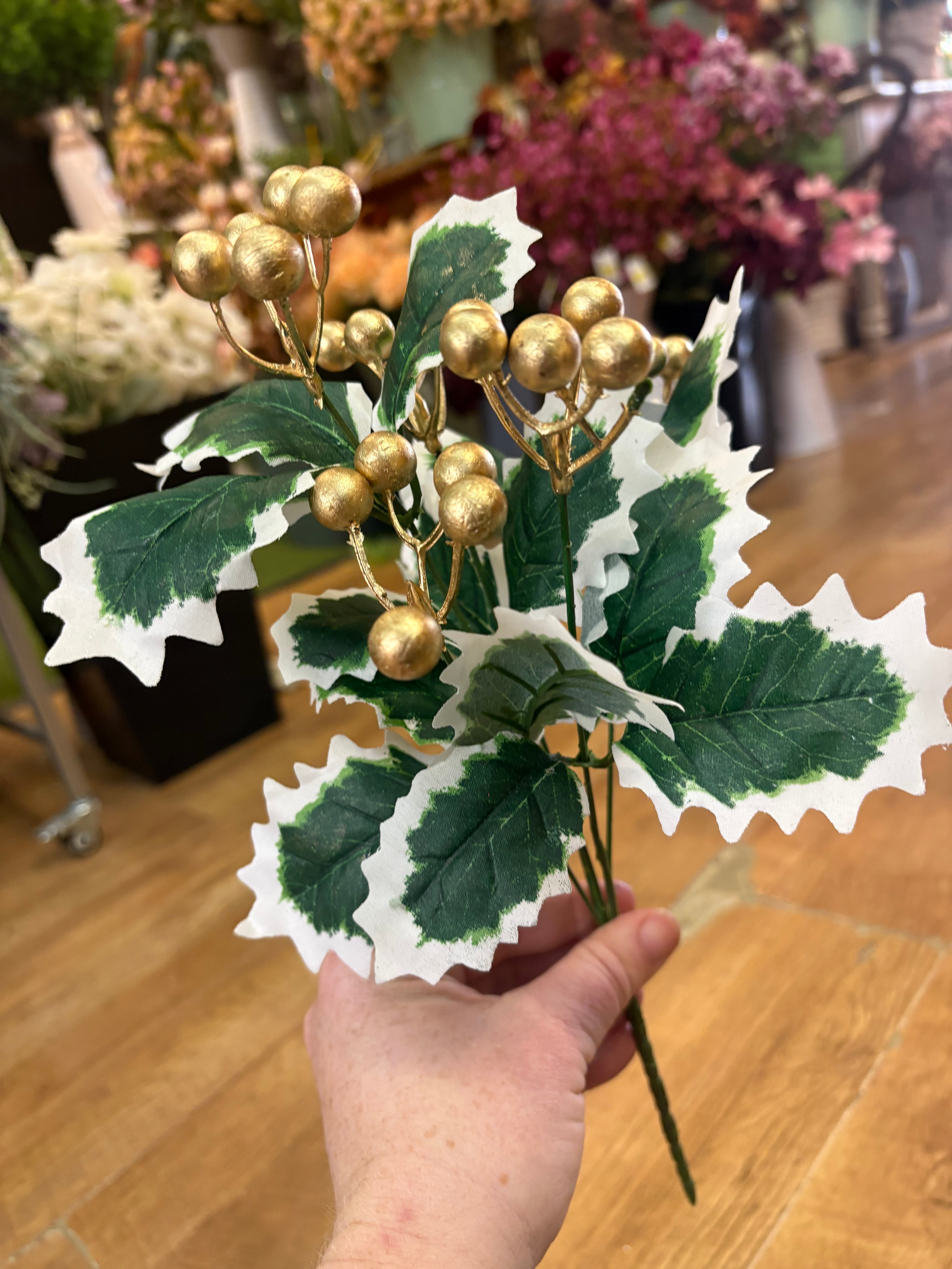 Gold berry holly bunch - 2 styles available