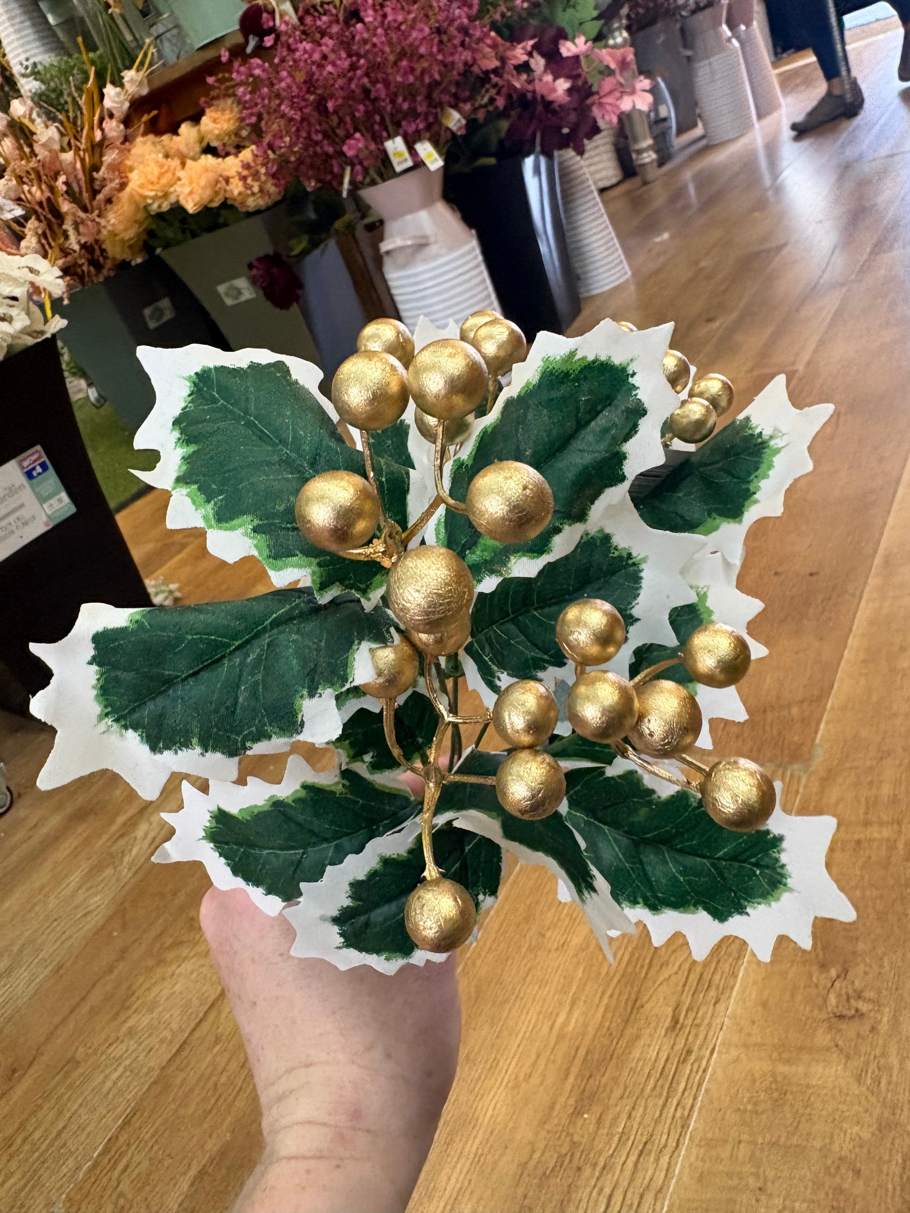 Gold berry holly bunch - 2 styles available