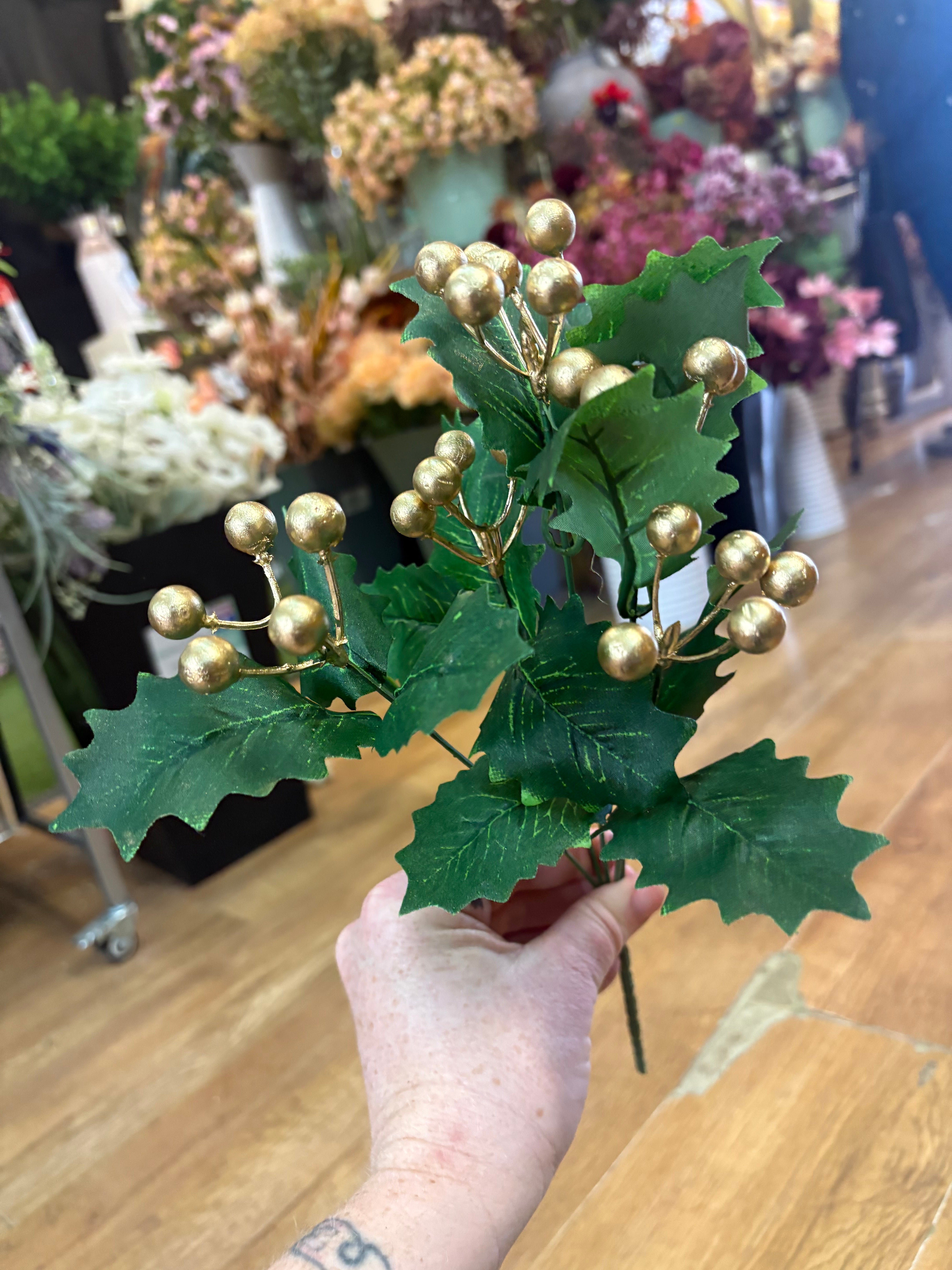 Gold berry holly bunch - 2 styles available