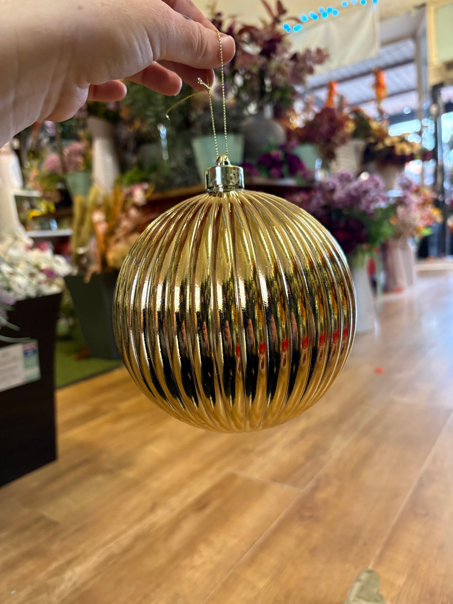 Large 15cm ribbed gold bauble
