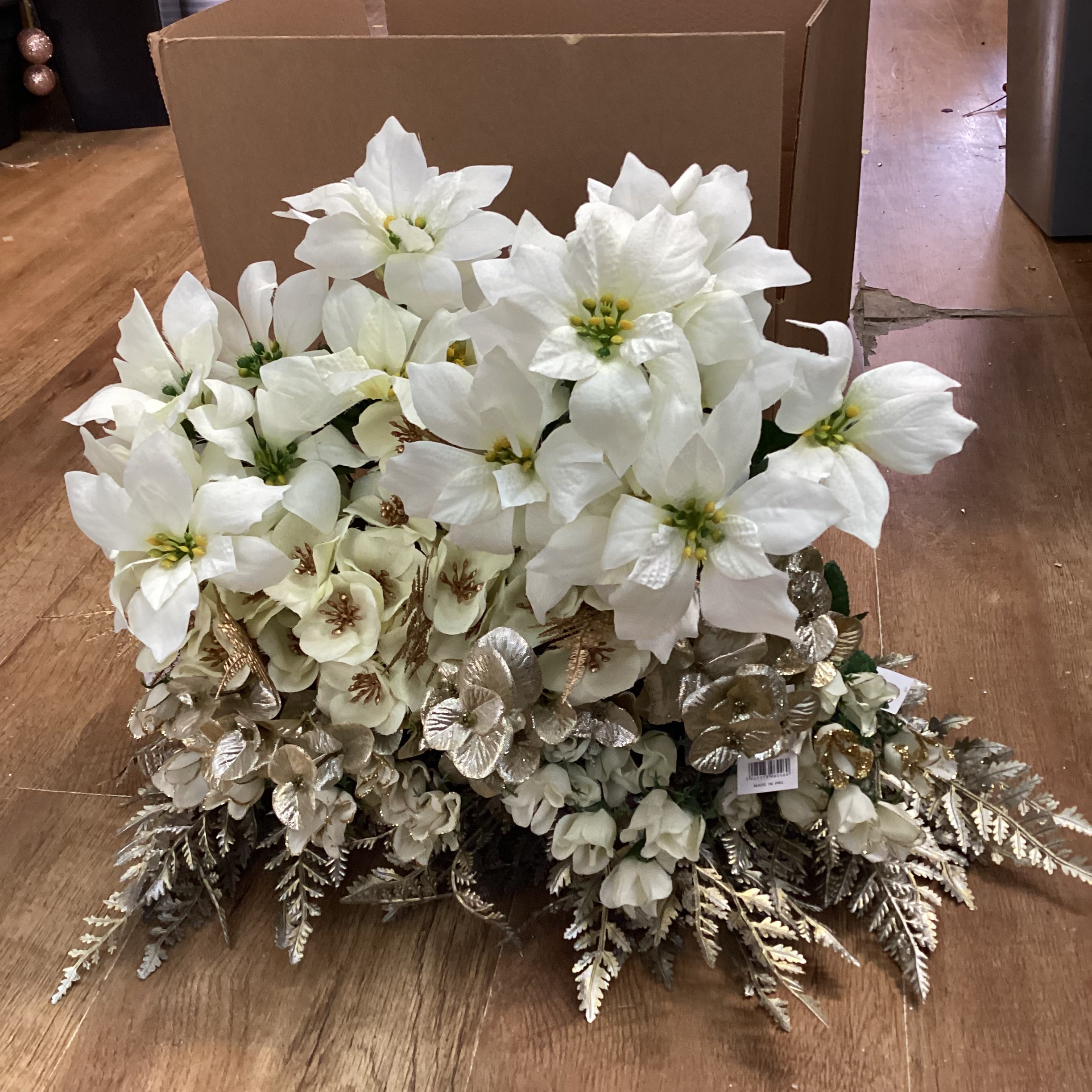 Christmas 9 - 20 bunches of flowers/foliage