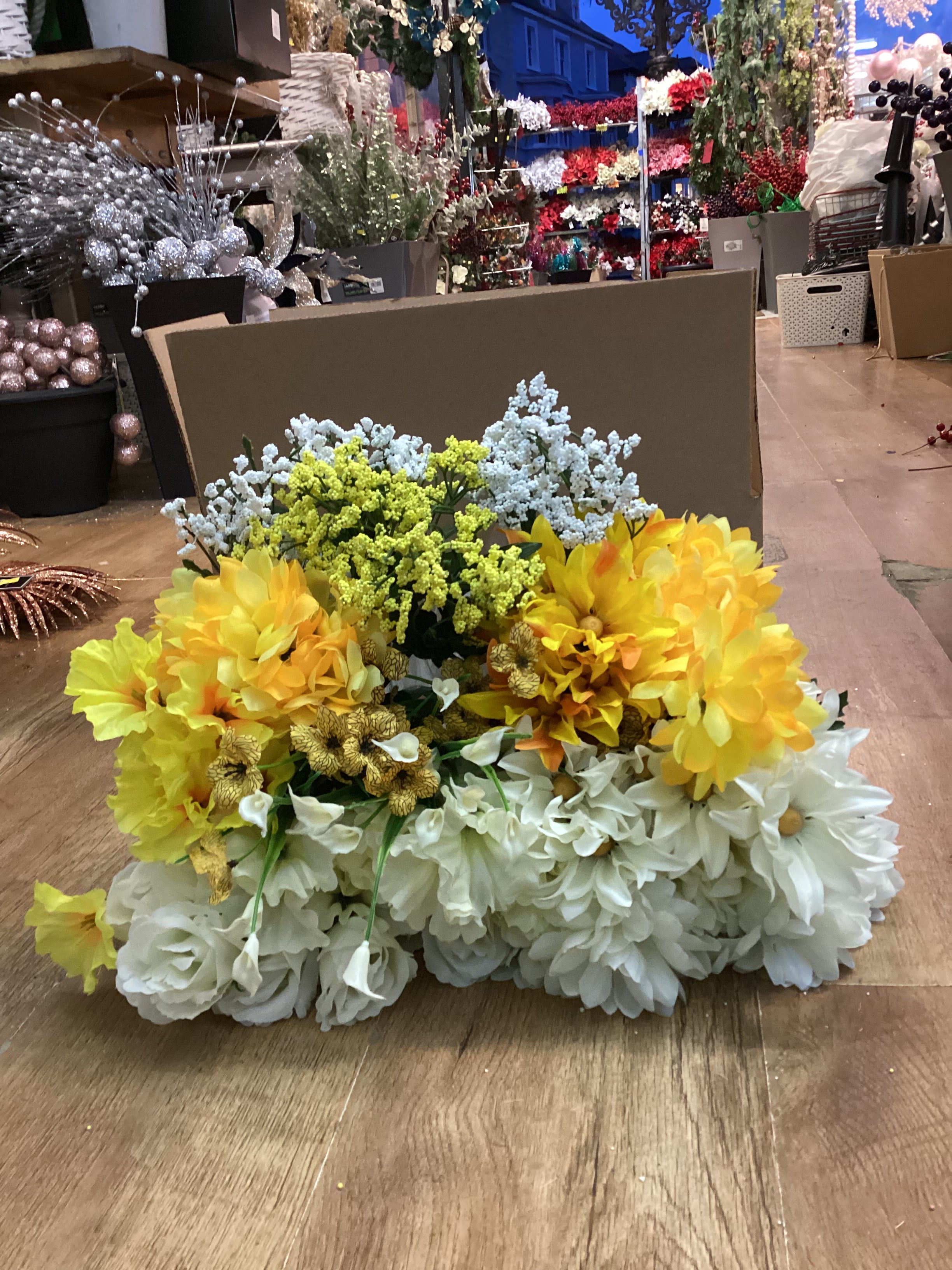 Box 5 - 20 bunches of flowers/foliage