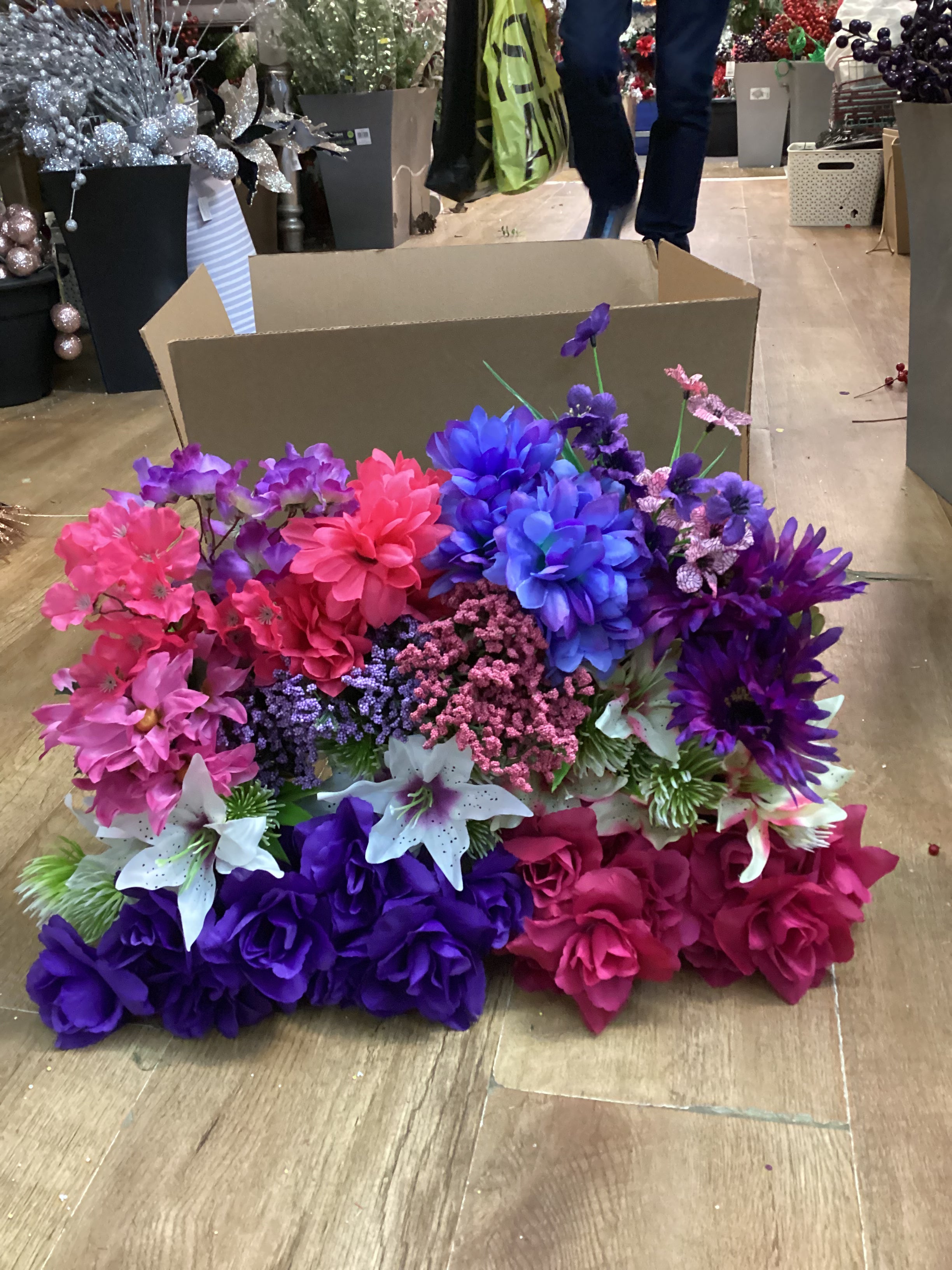 Box 6 - 20 bunches of flowers/foliage