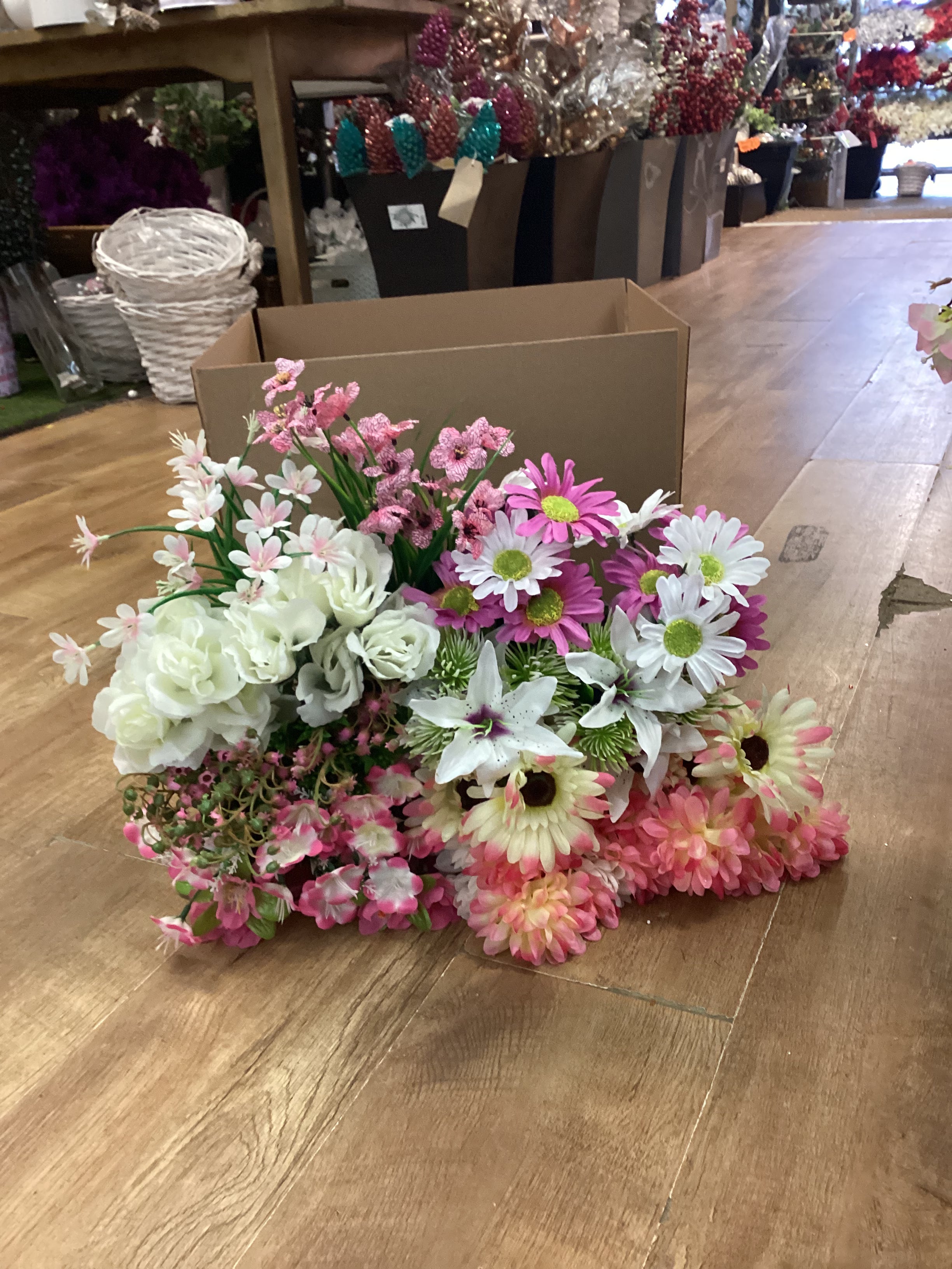 Box 9 - 20 bunches of flowers/foliage