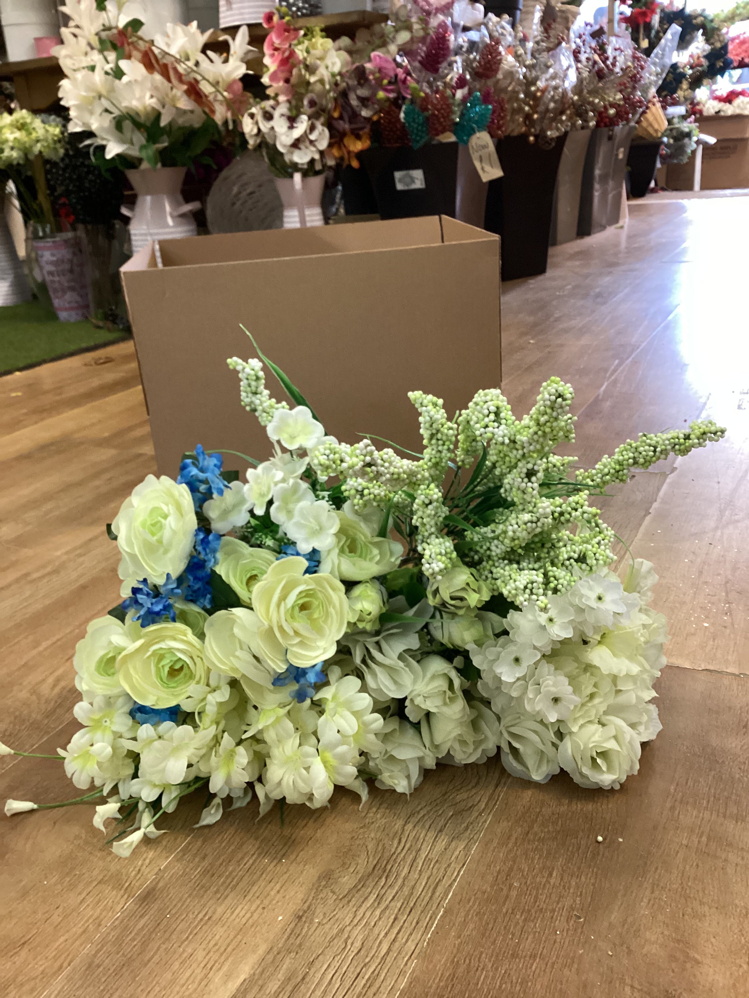 Box 12 - 20 bunches of flowers/foliage