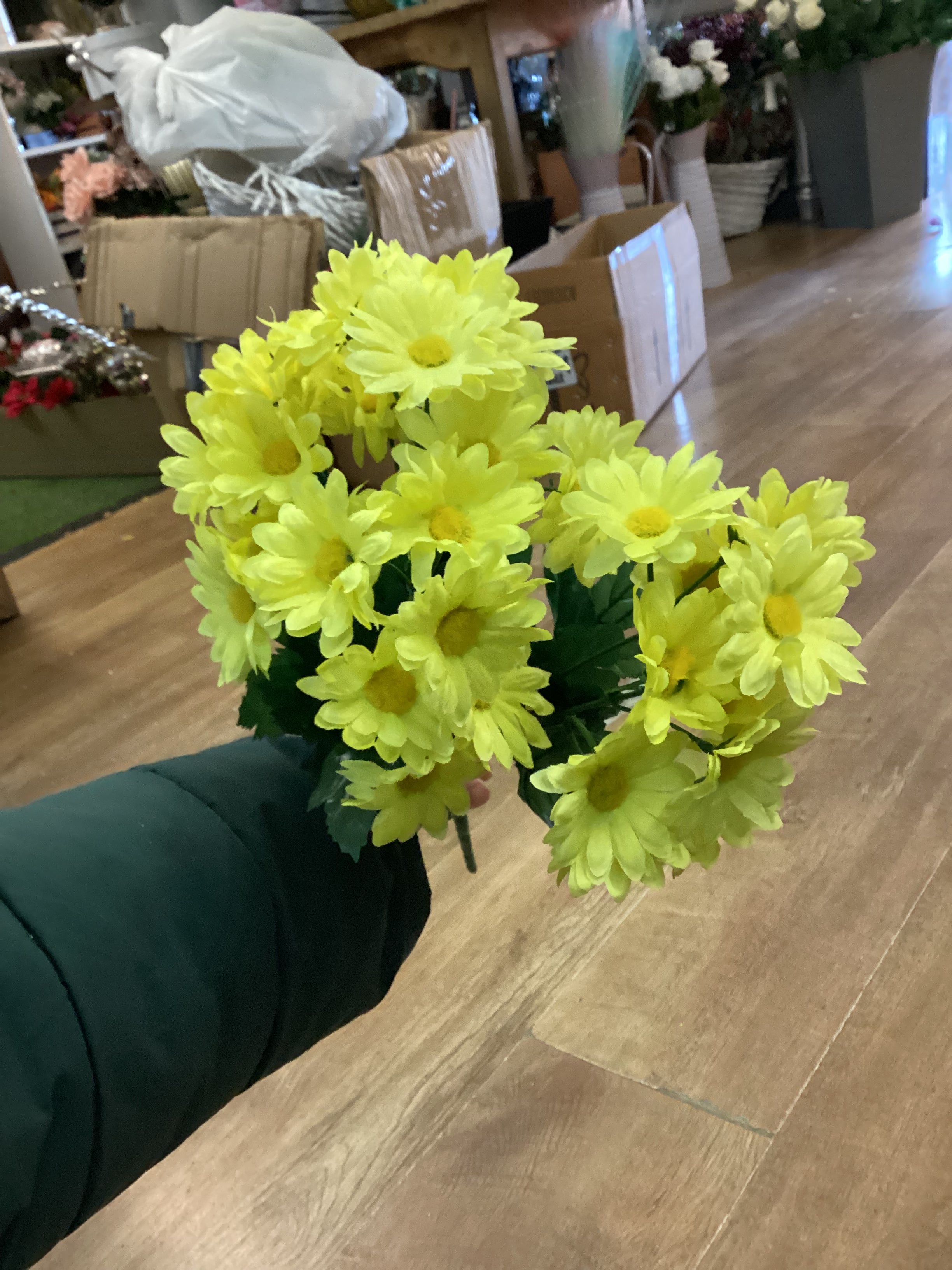 Large bunch yellow daisies