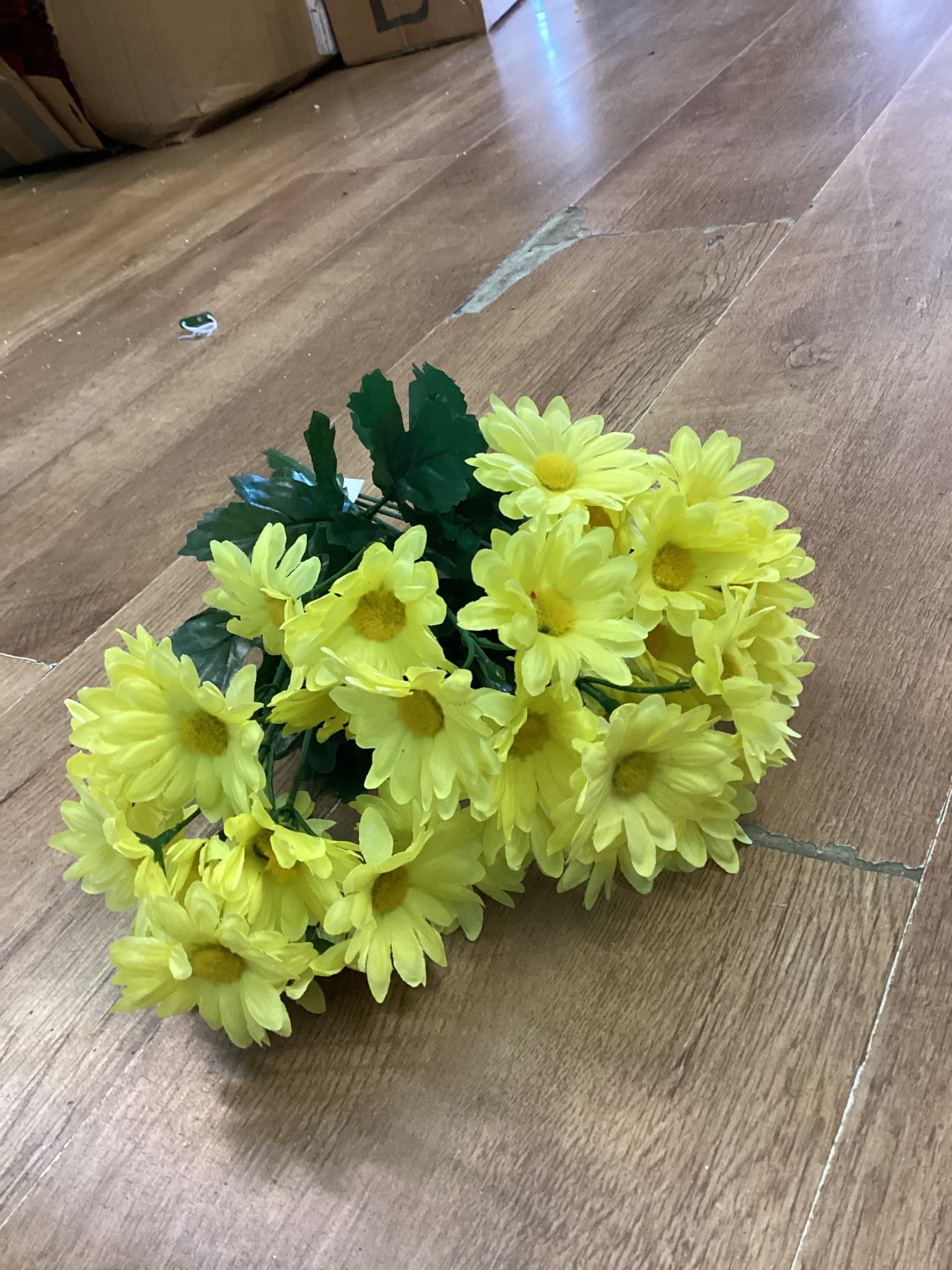 Large bunch yellow daisies