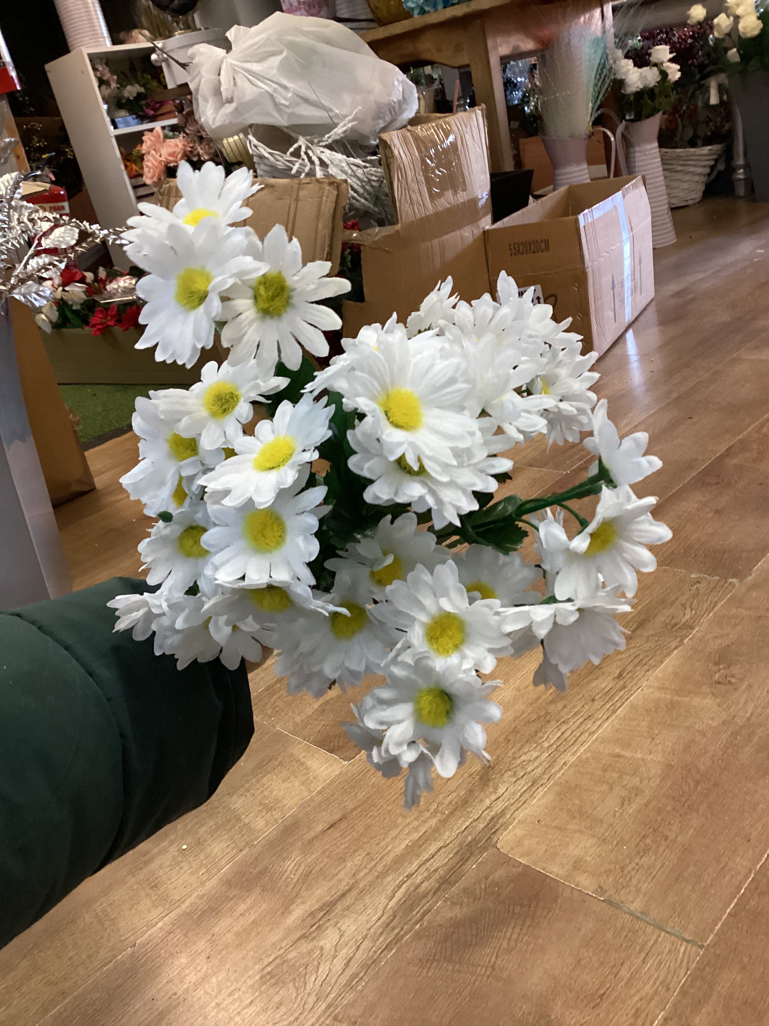 Large bunch white daisies