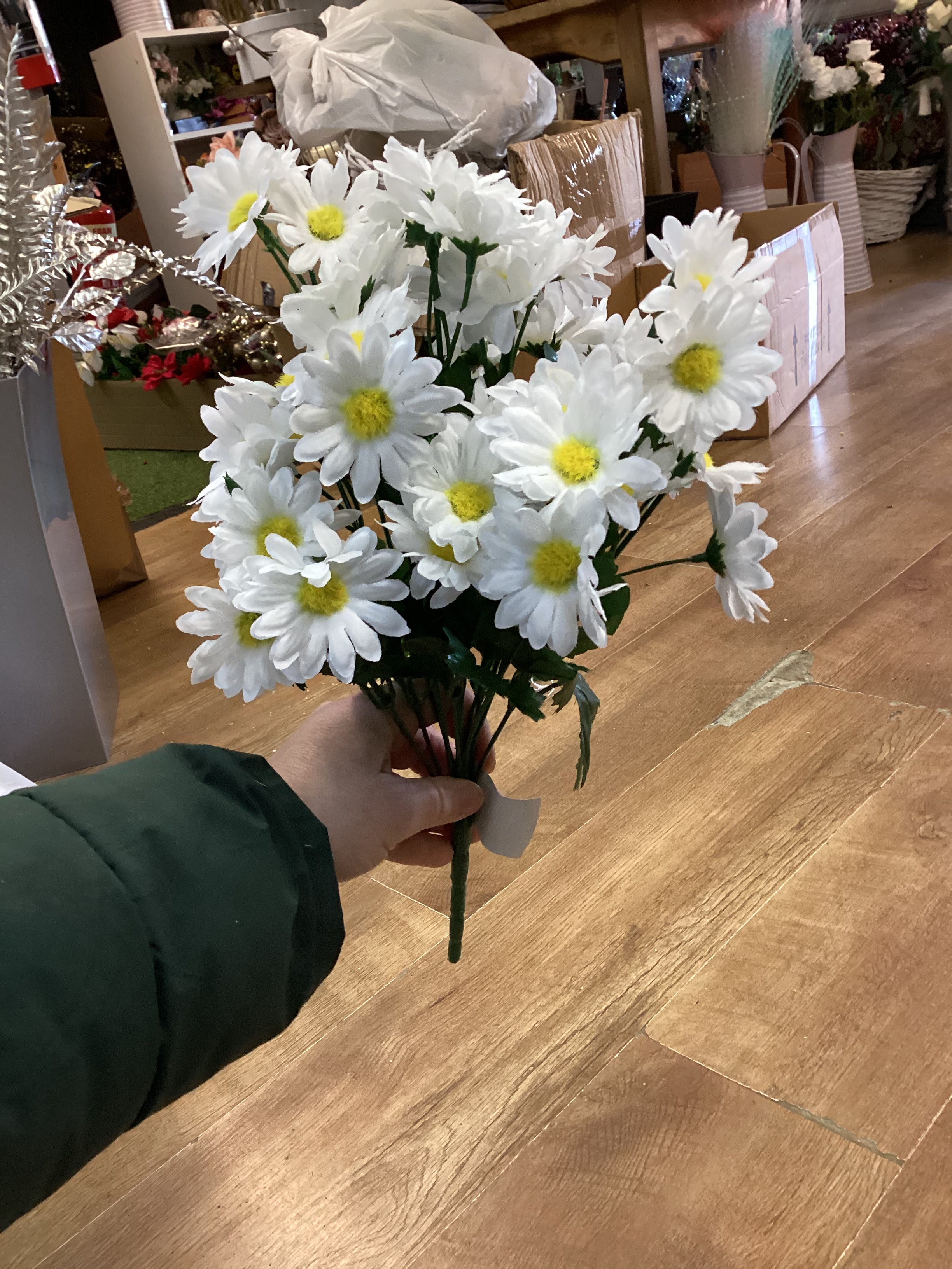 Large bunch white daisies