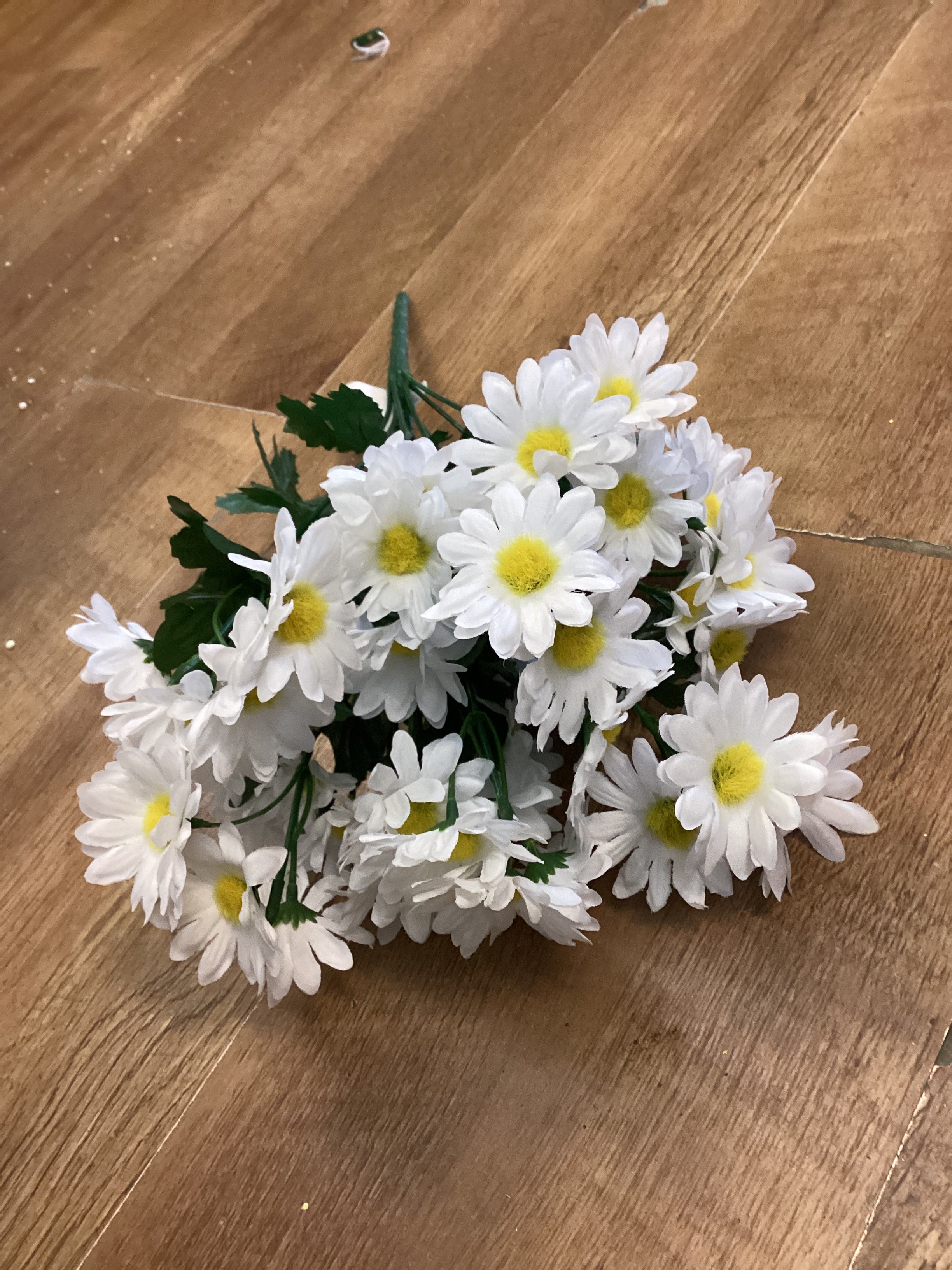 Large bunch white daisies