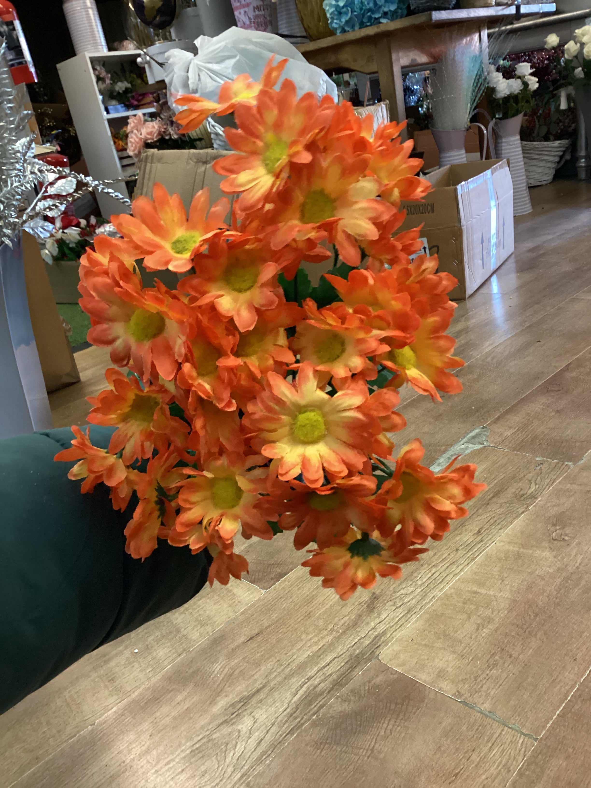 Large bunch orange daisies