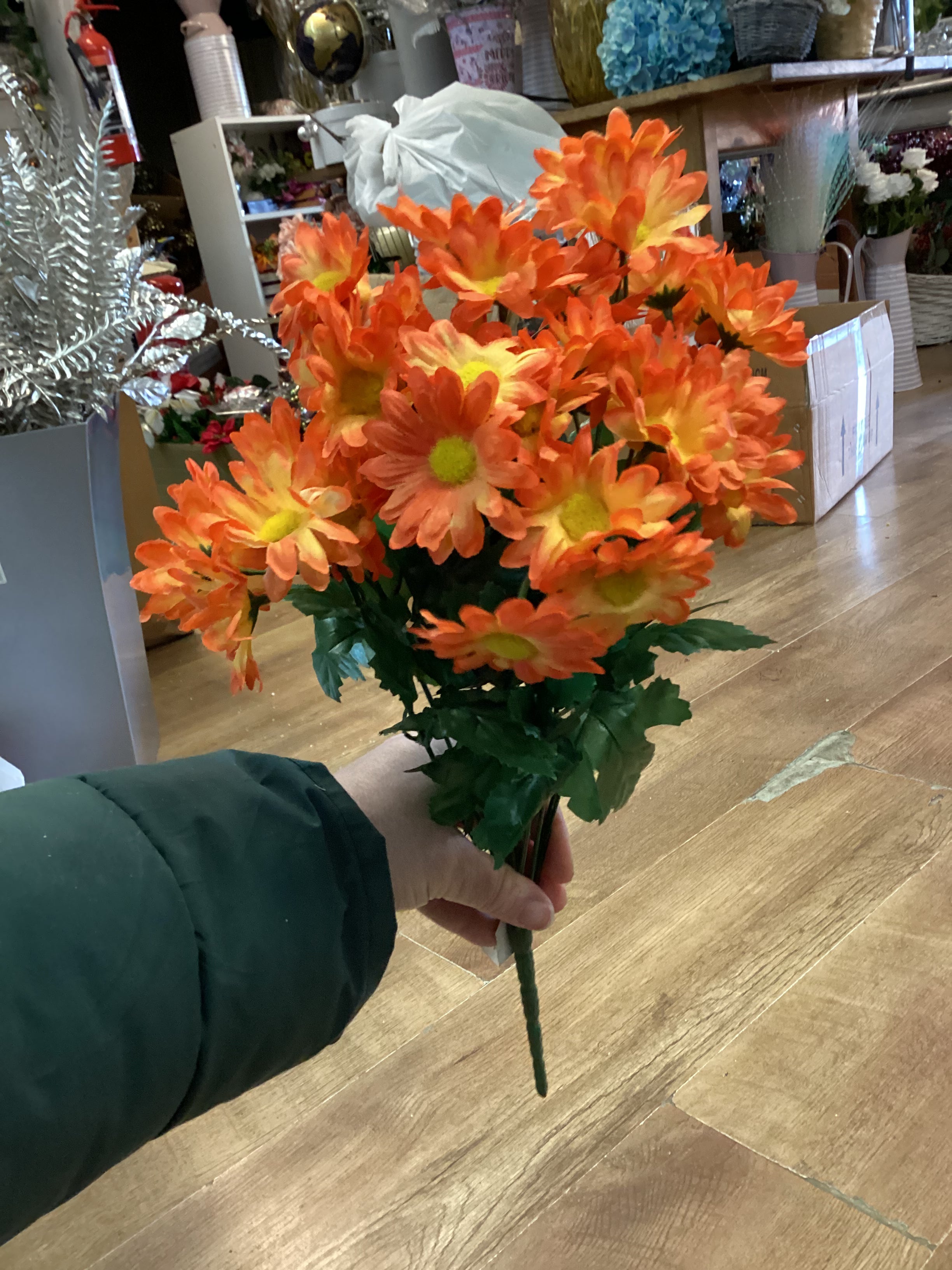 Large bunch orange daisies