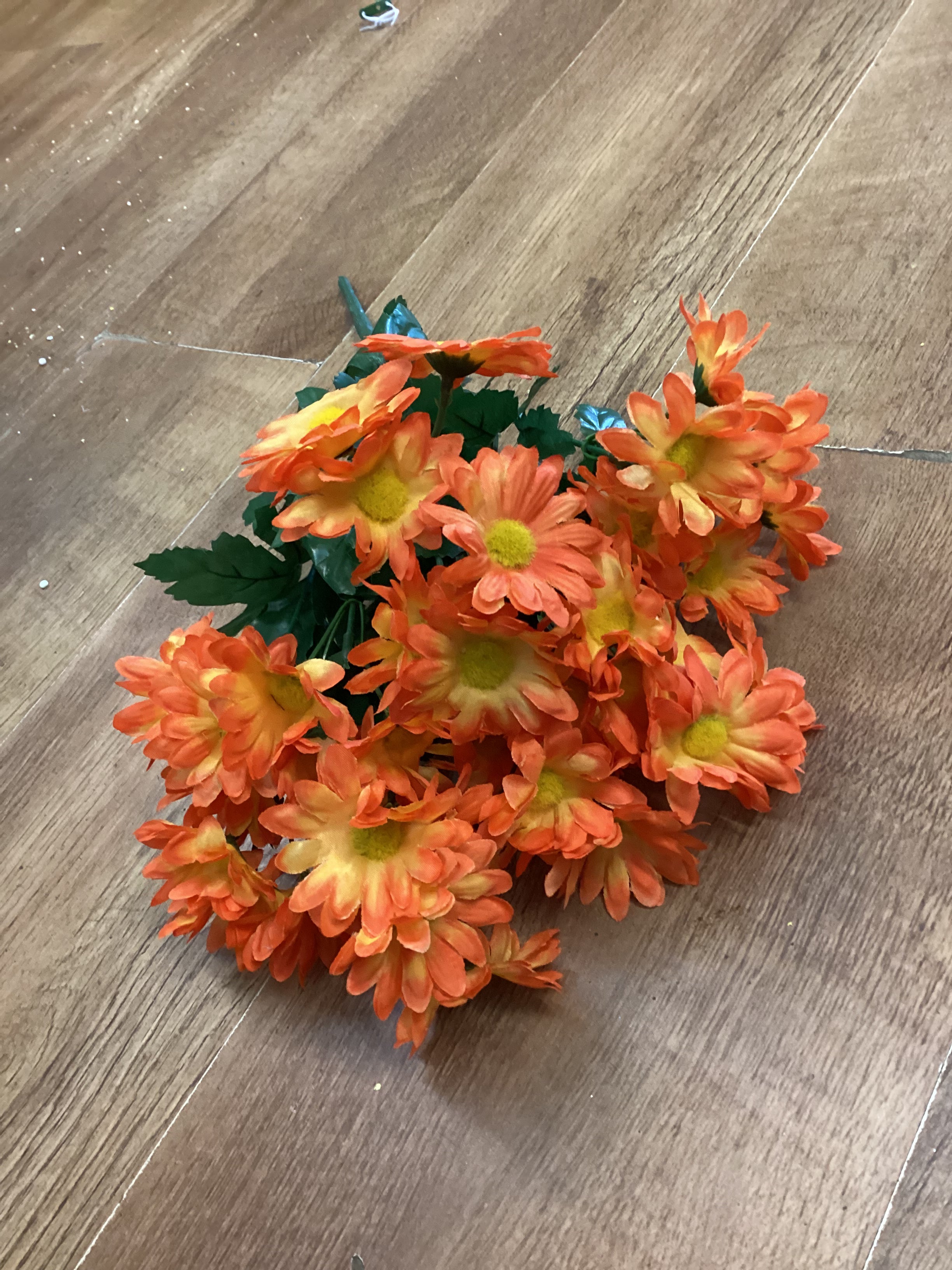 Large bunch orange daisies