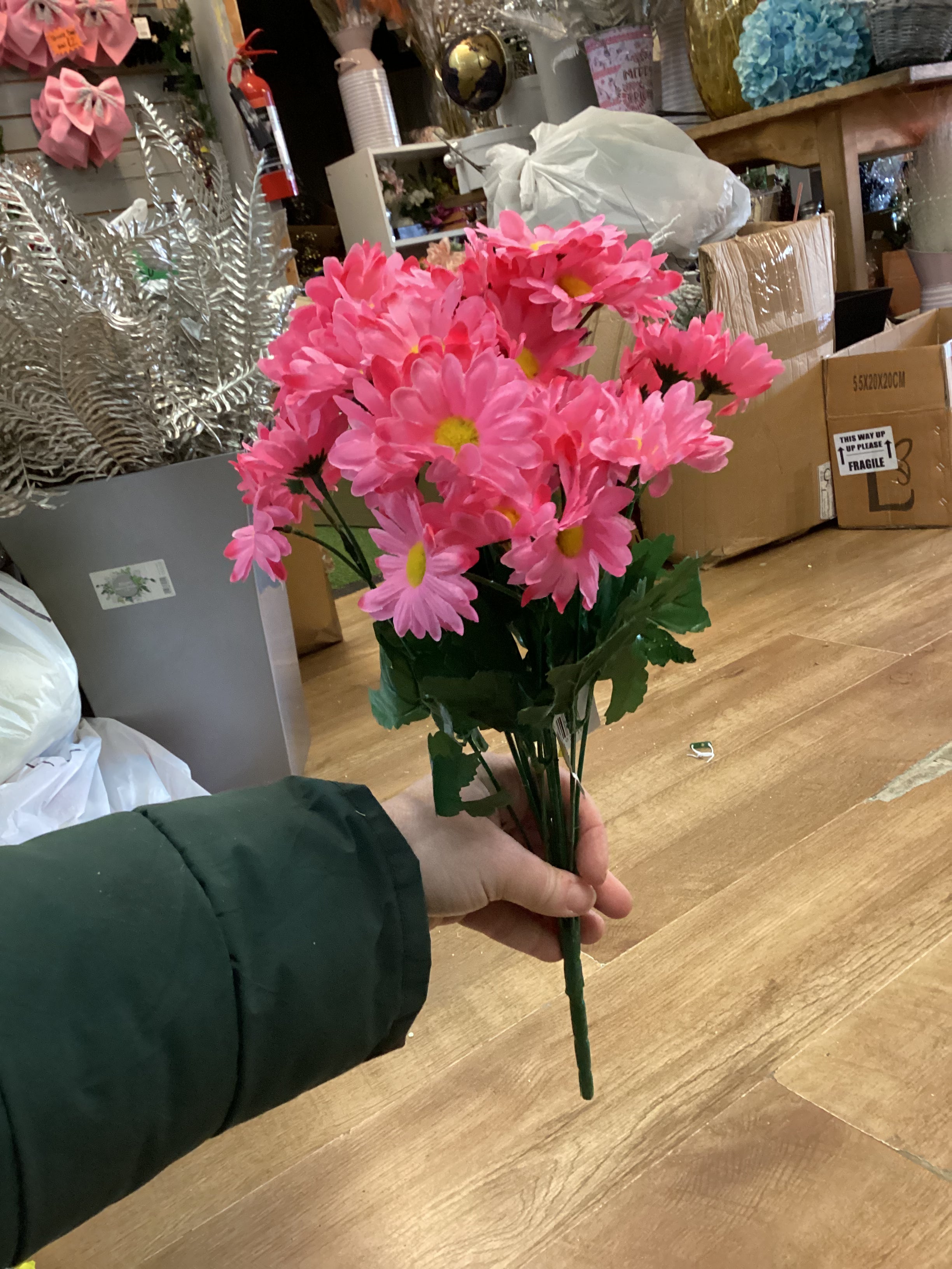 Large bunch pink daisies