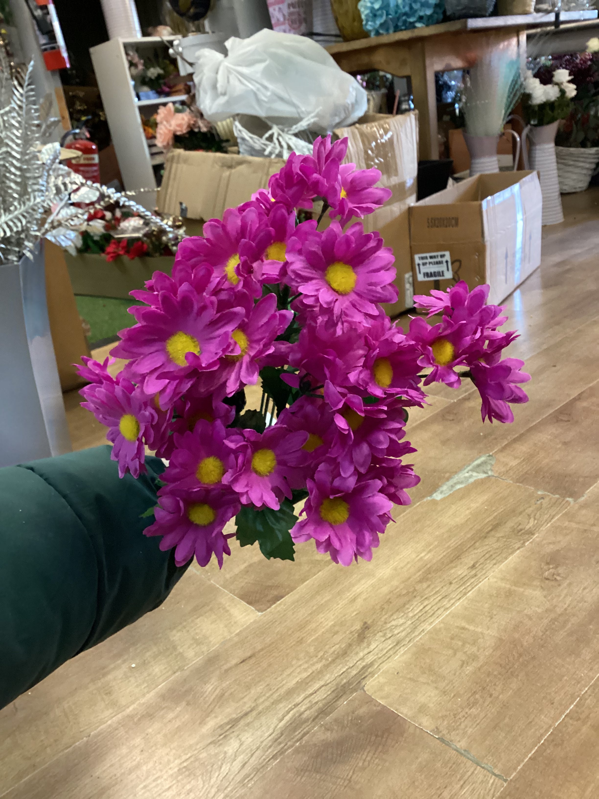 Large bunch raspberry daisies