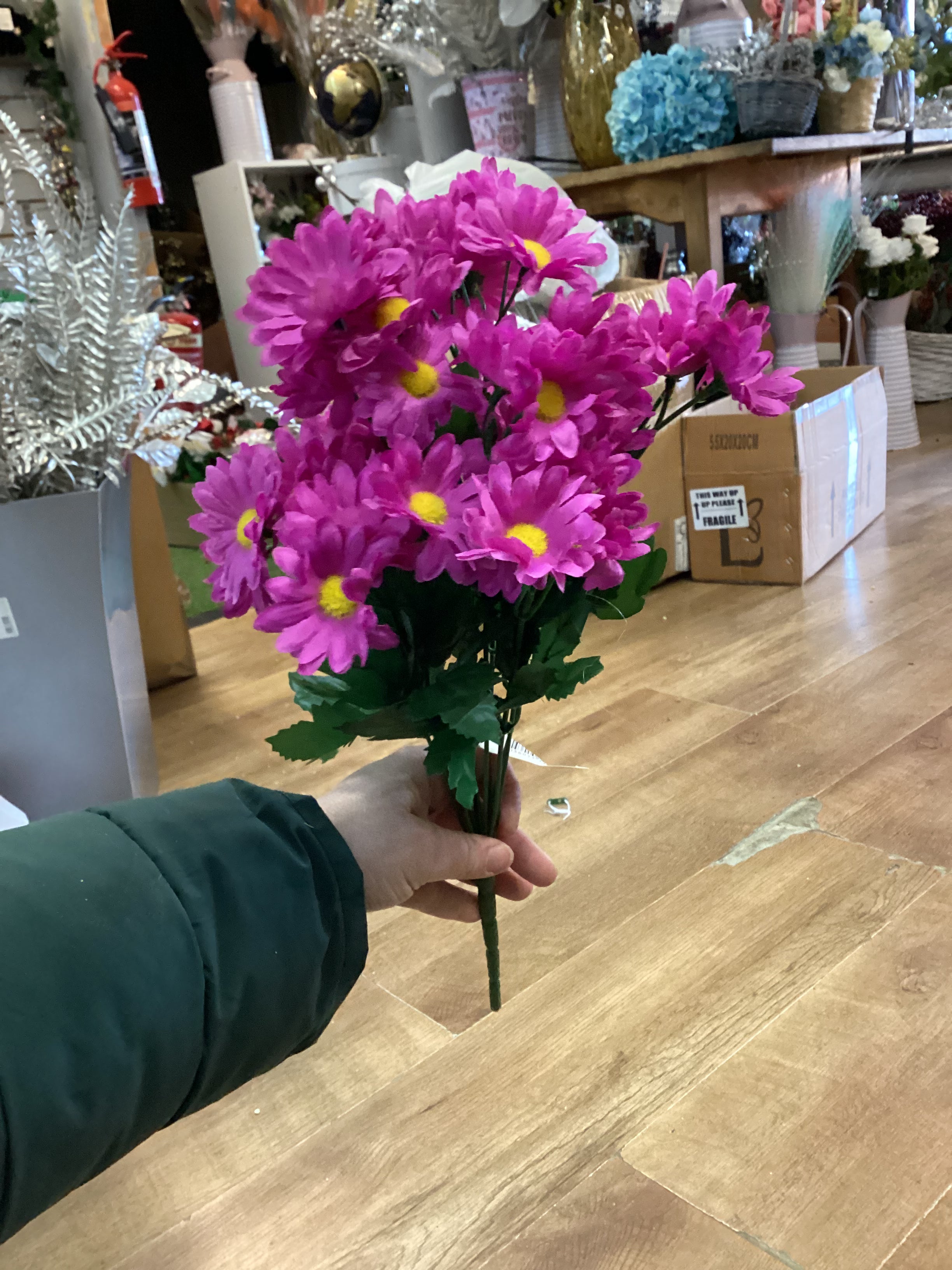 Large bunch raspberry daisies