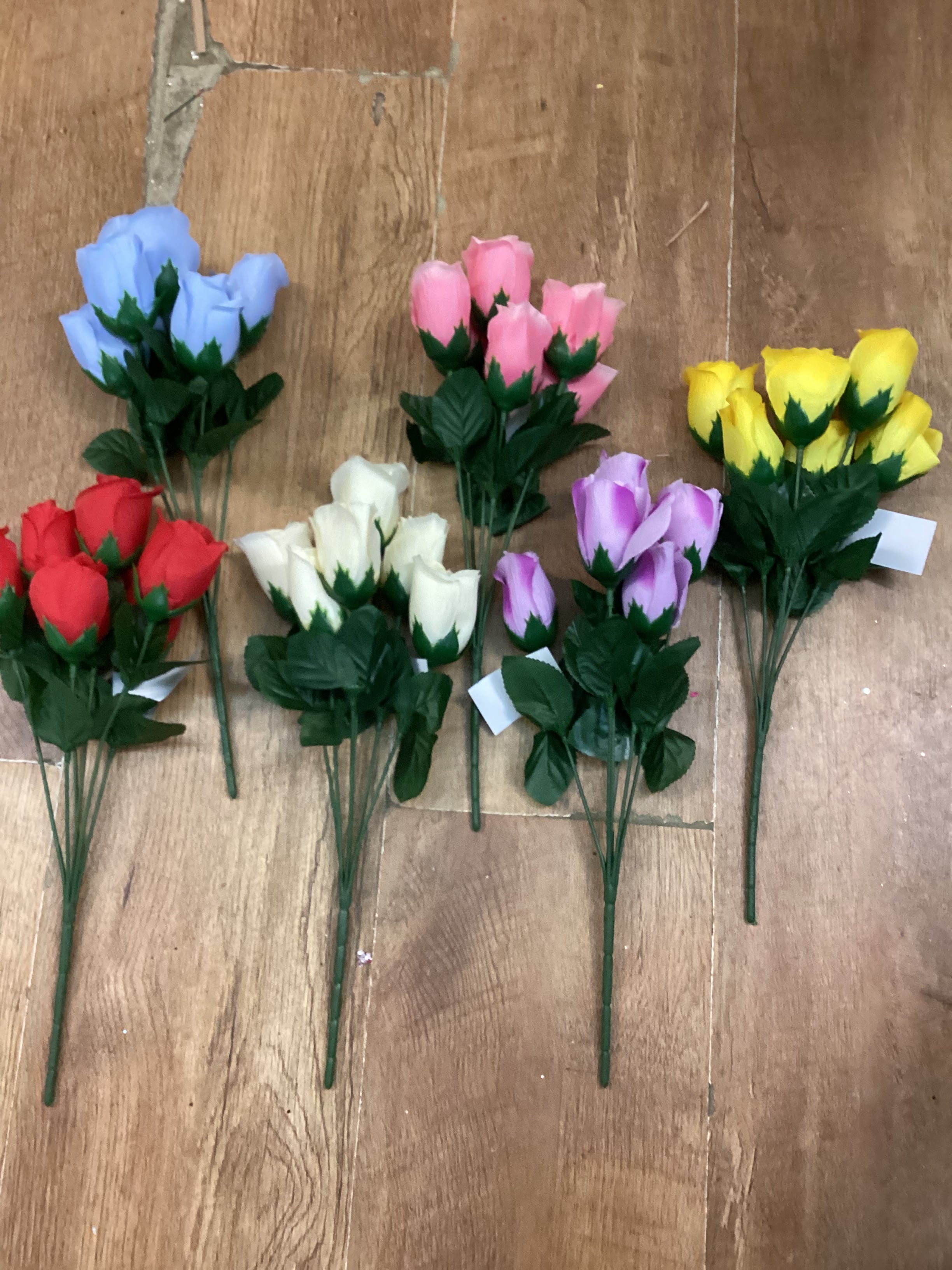 Closed rose bunch - 6 colours available