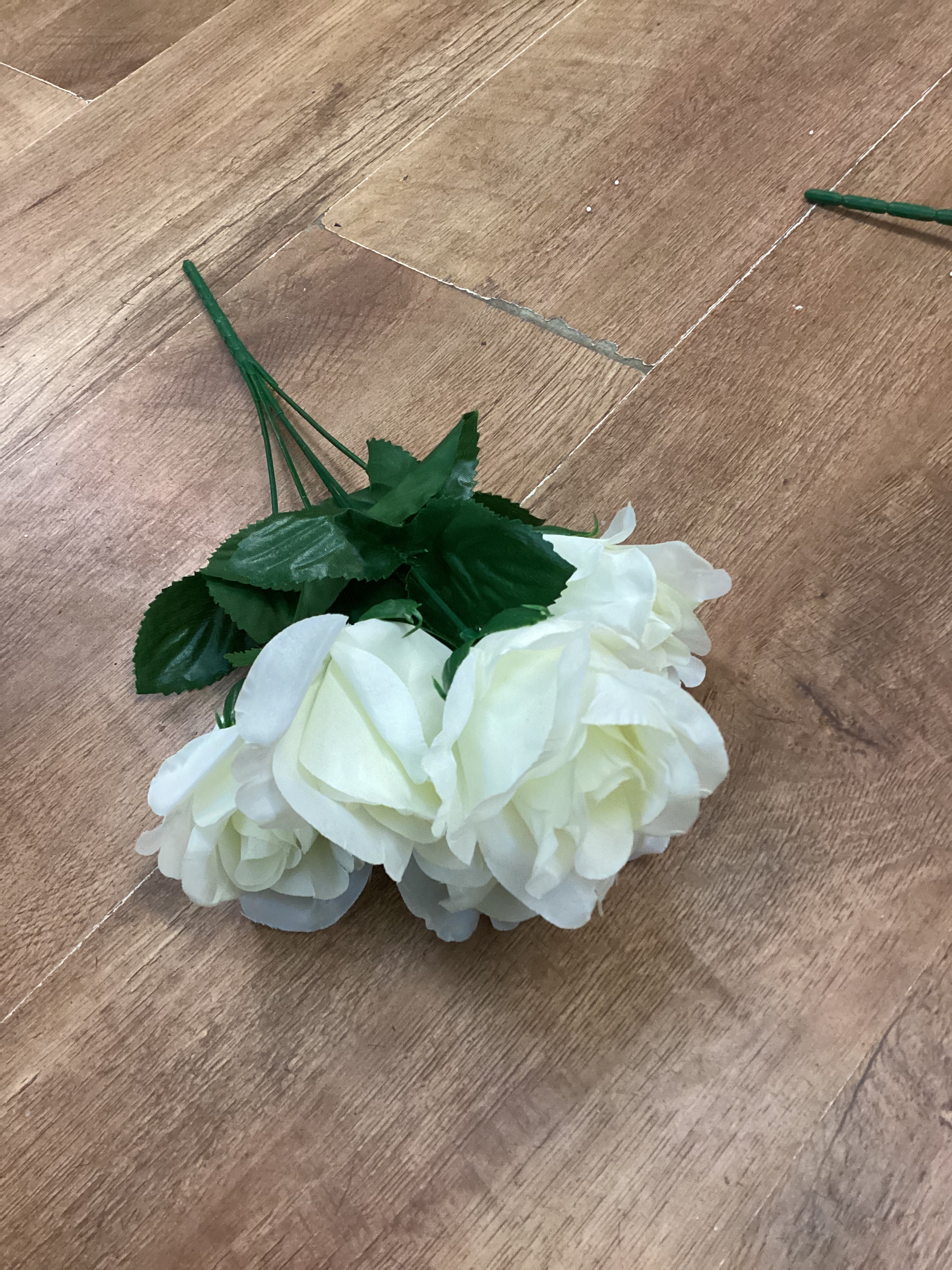 Open rose bunch - 6 colours available