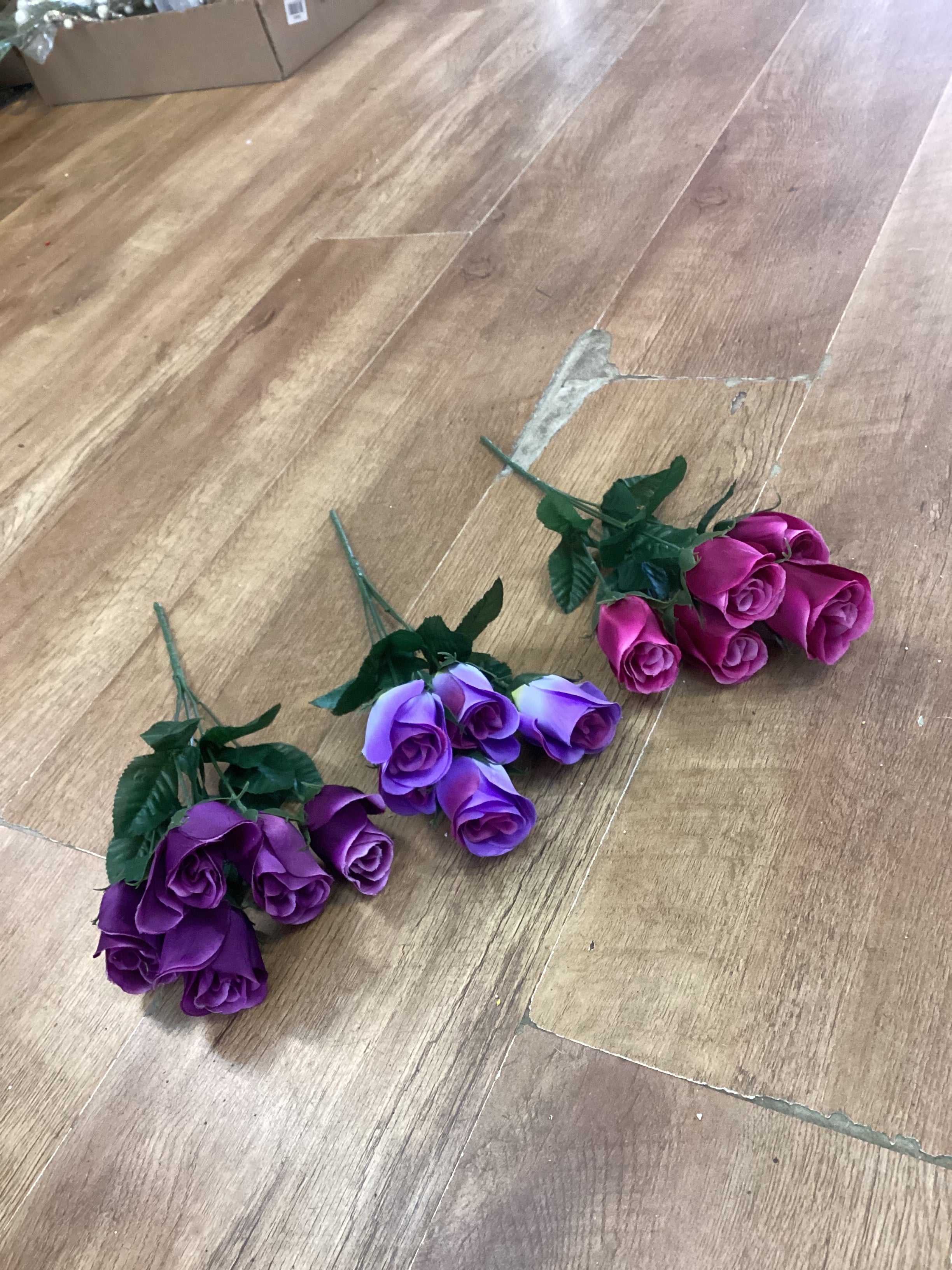 Closed rose bunch - 3 colours available