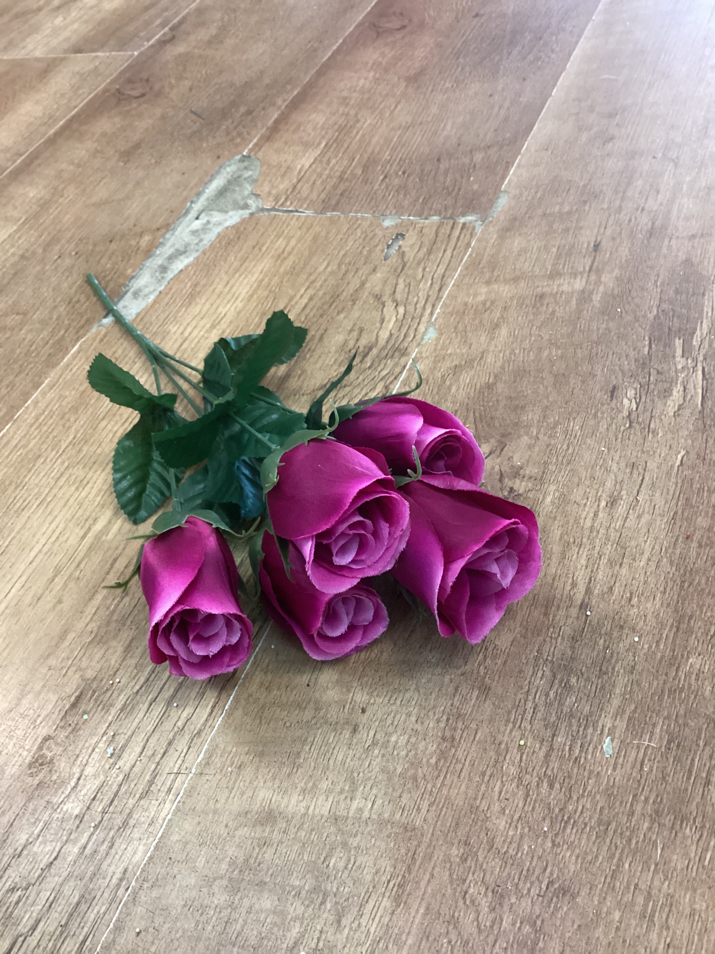 Closed rose bunch - 3 colours available
