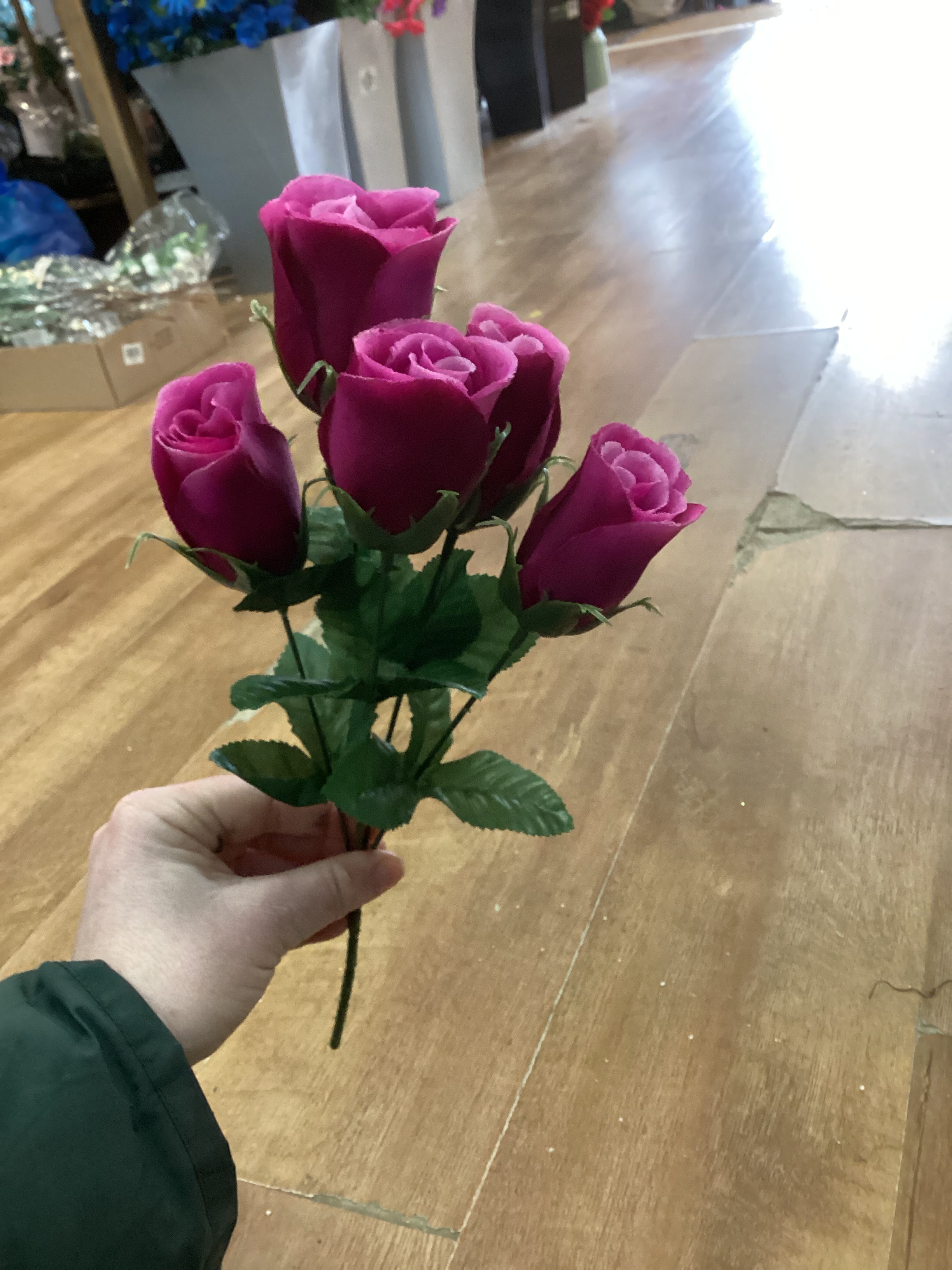 Closed rose bunch - 3 colours available