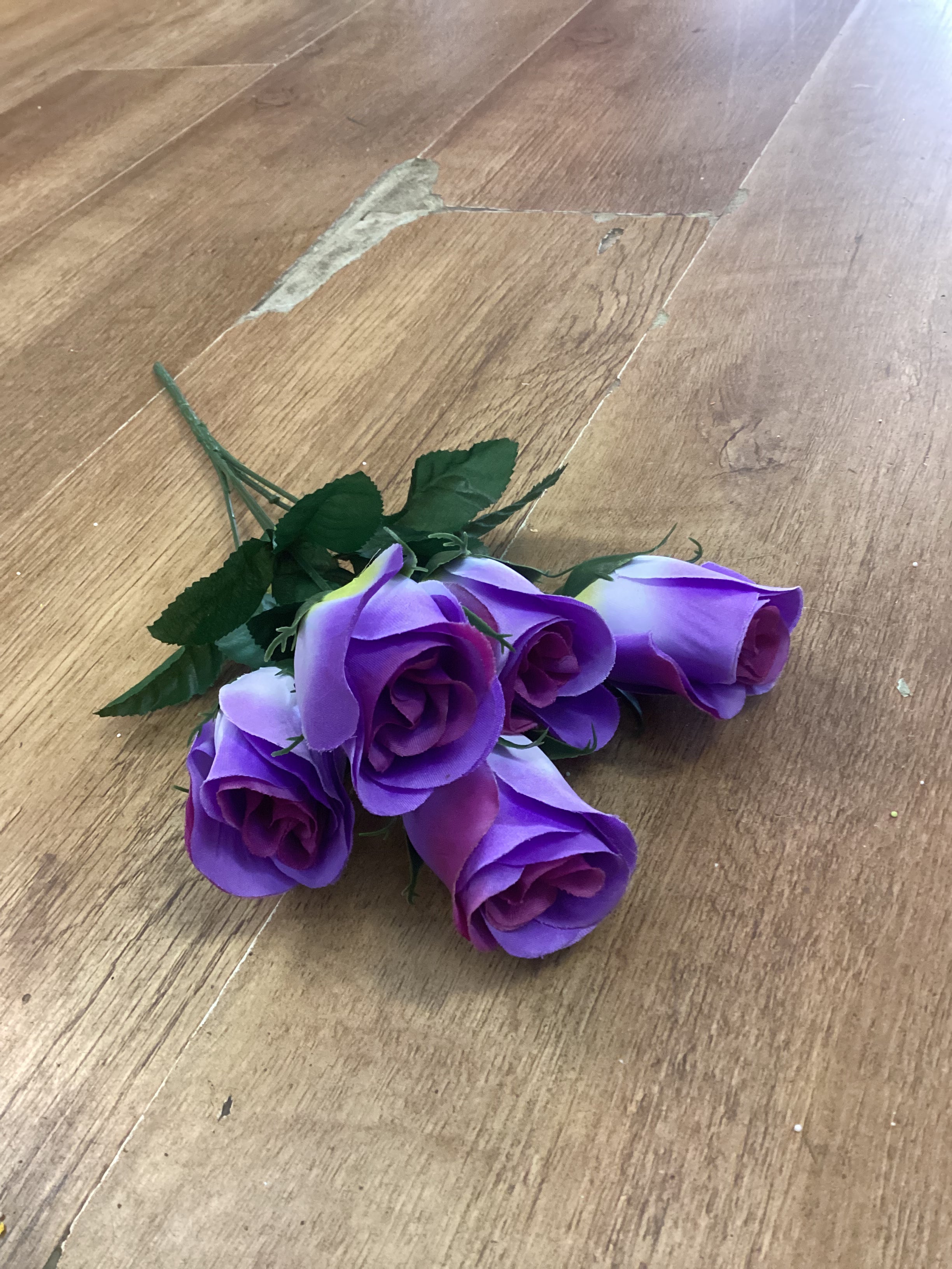 Closed rose bunch - 3 colours available