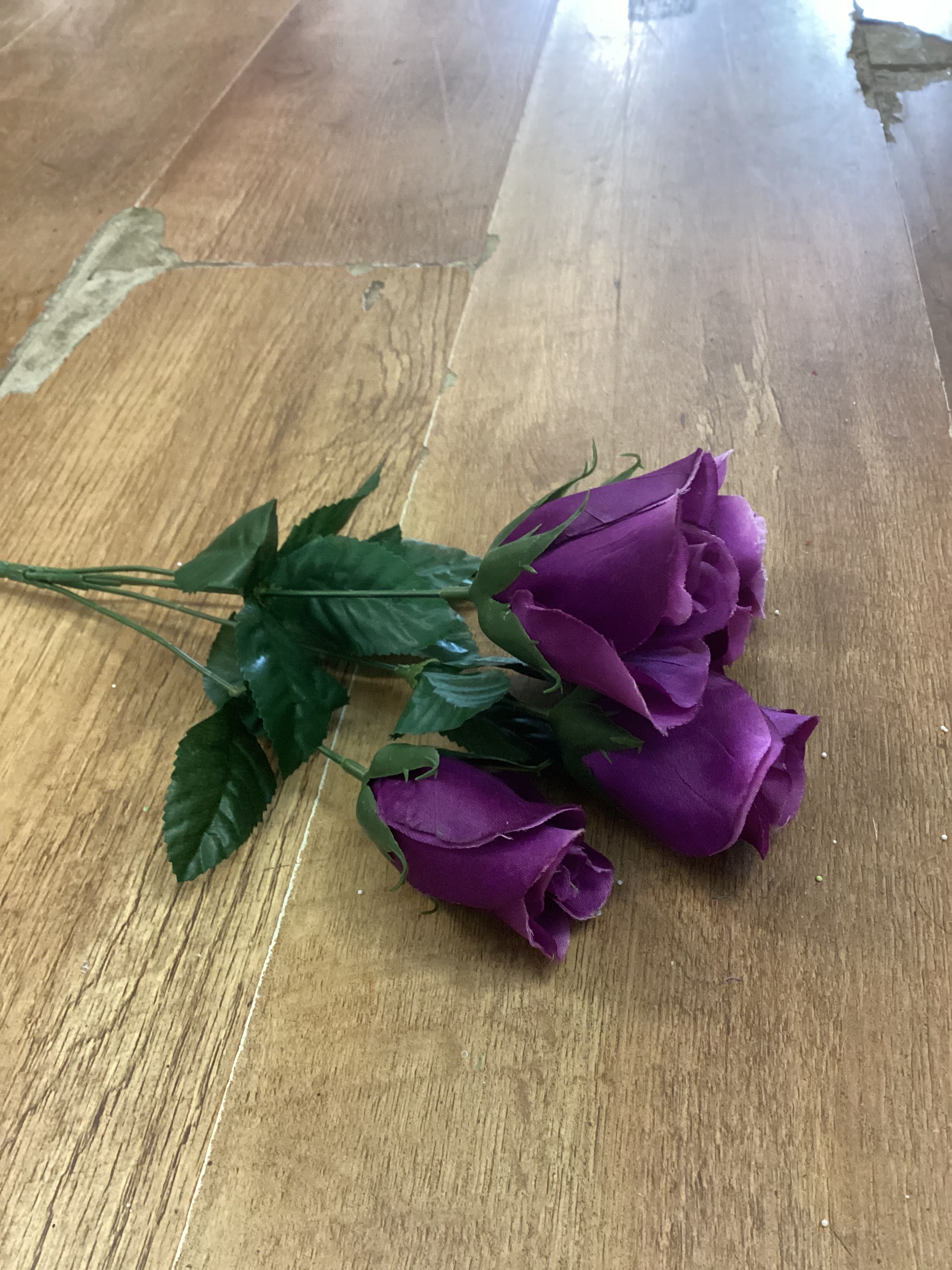 Closed rose bunch - 3 colours available