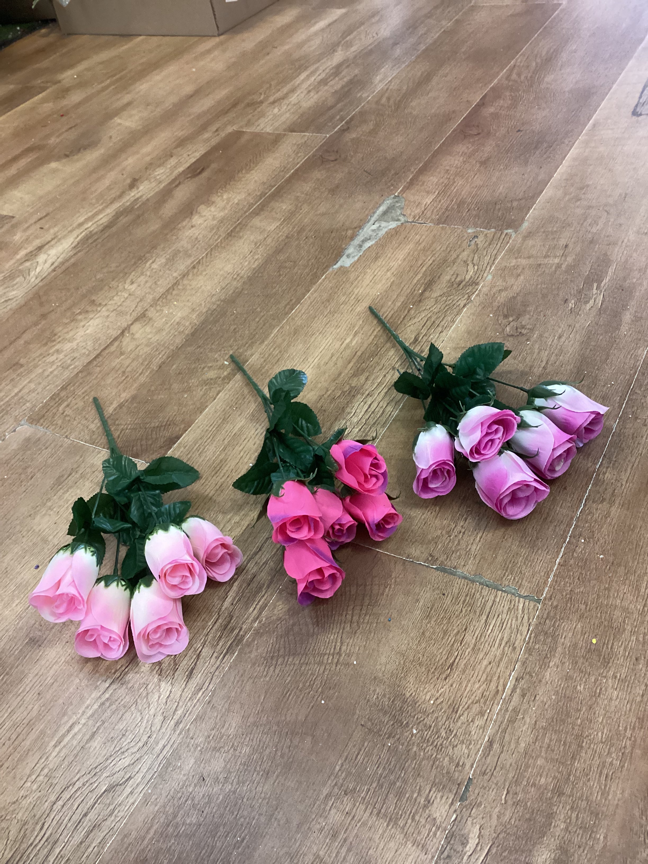 Closed rose bunch - 3 colours available