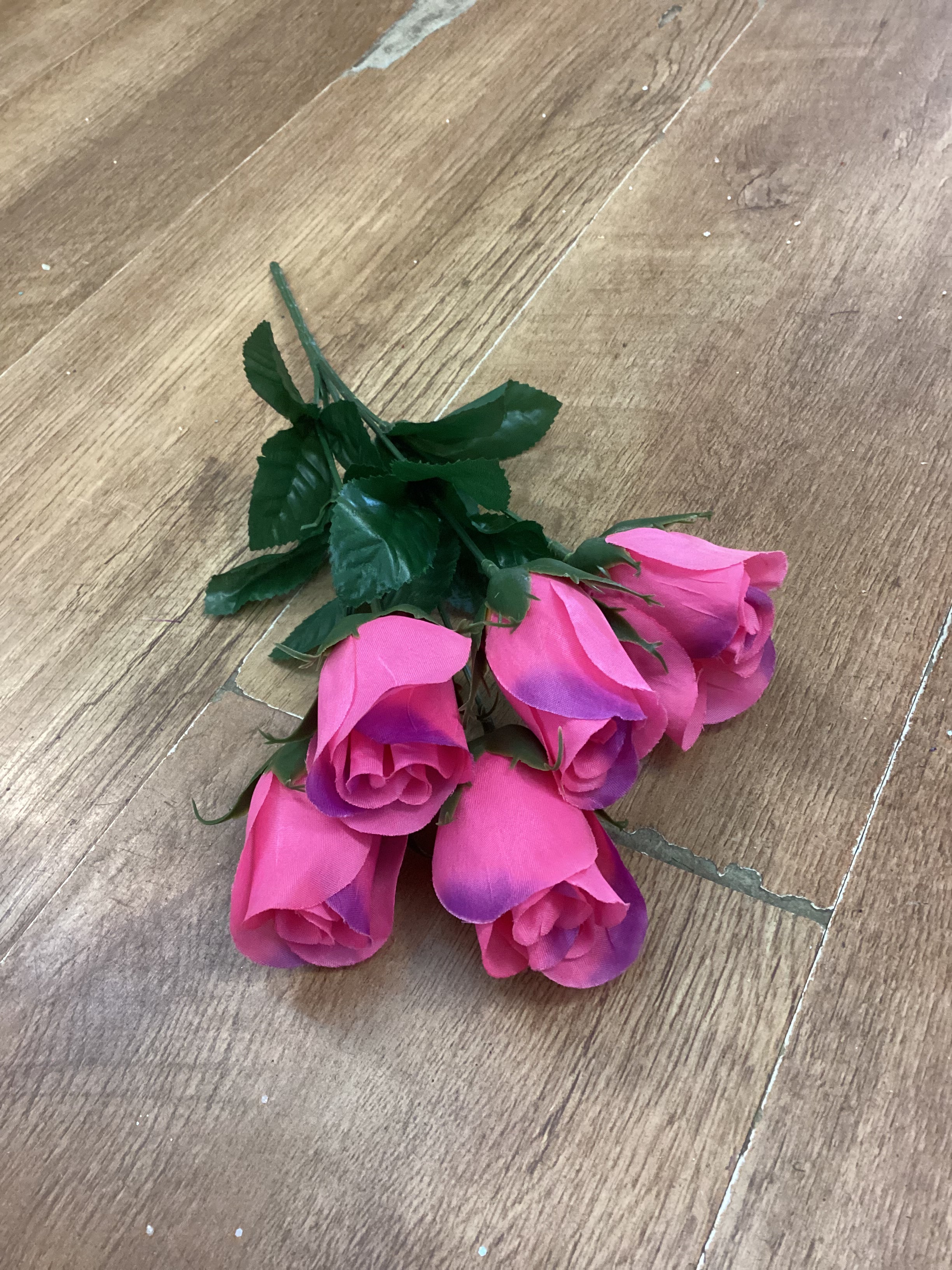 Closed rose bunch - 3 colours available