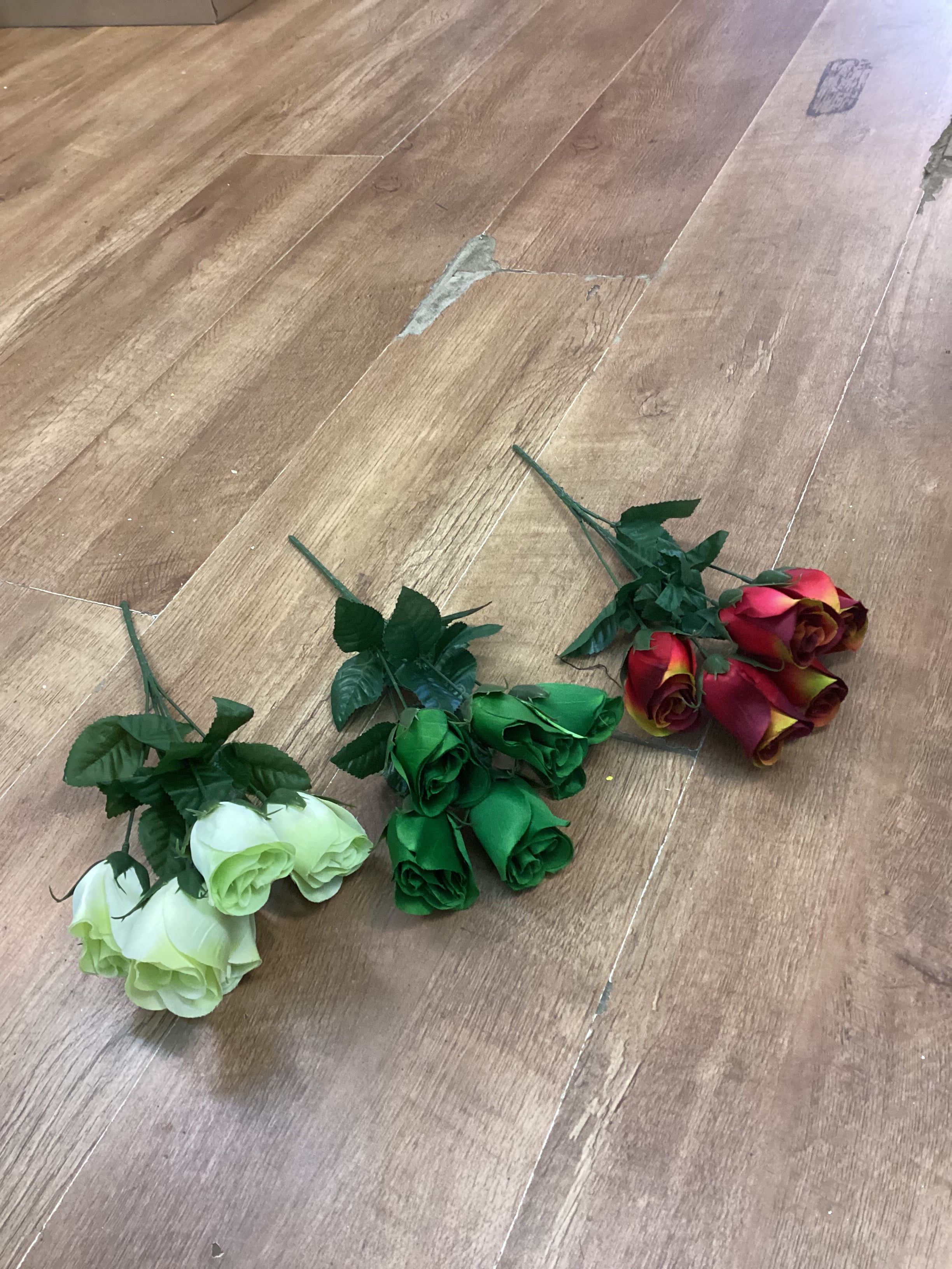 Closed rose bunch - 3 colours available