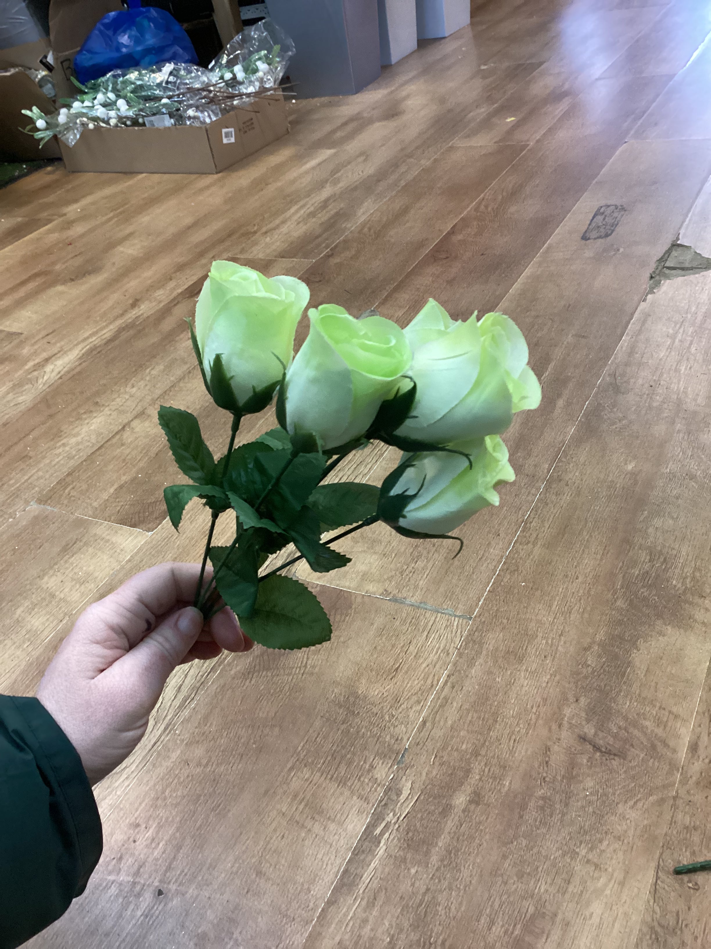 Closed rose bunch - 3 colours available